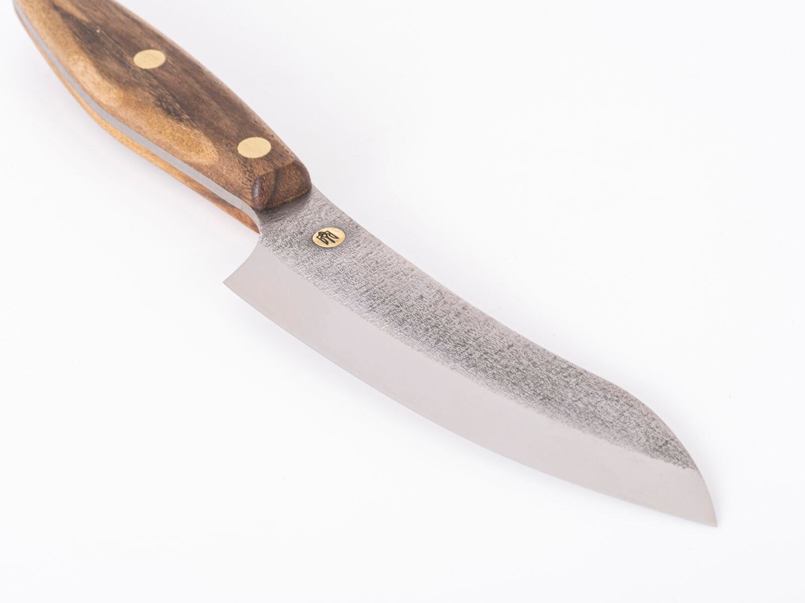 Küchenmesser S3 — 13,5 cm Klinge aus Kohlenstoffstahl (X12MF), Nussbaumgriff, handgefertigt Küchenmesser S3 — 13,5 cm Klinge aus Kohlenstoffstahl (X12MF), Nussbaumgriff, handgefertigt