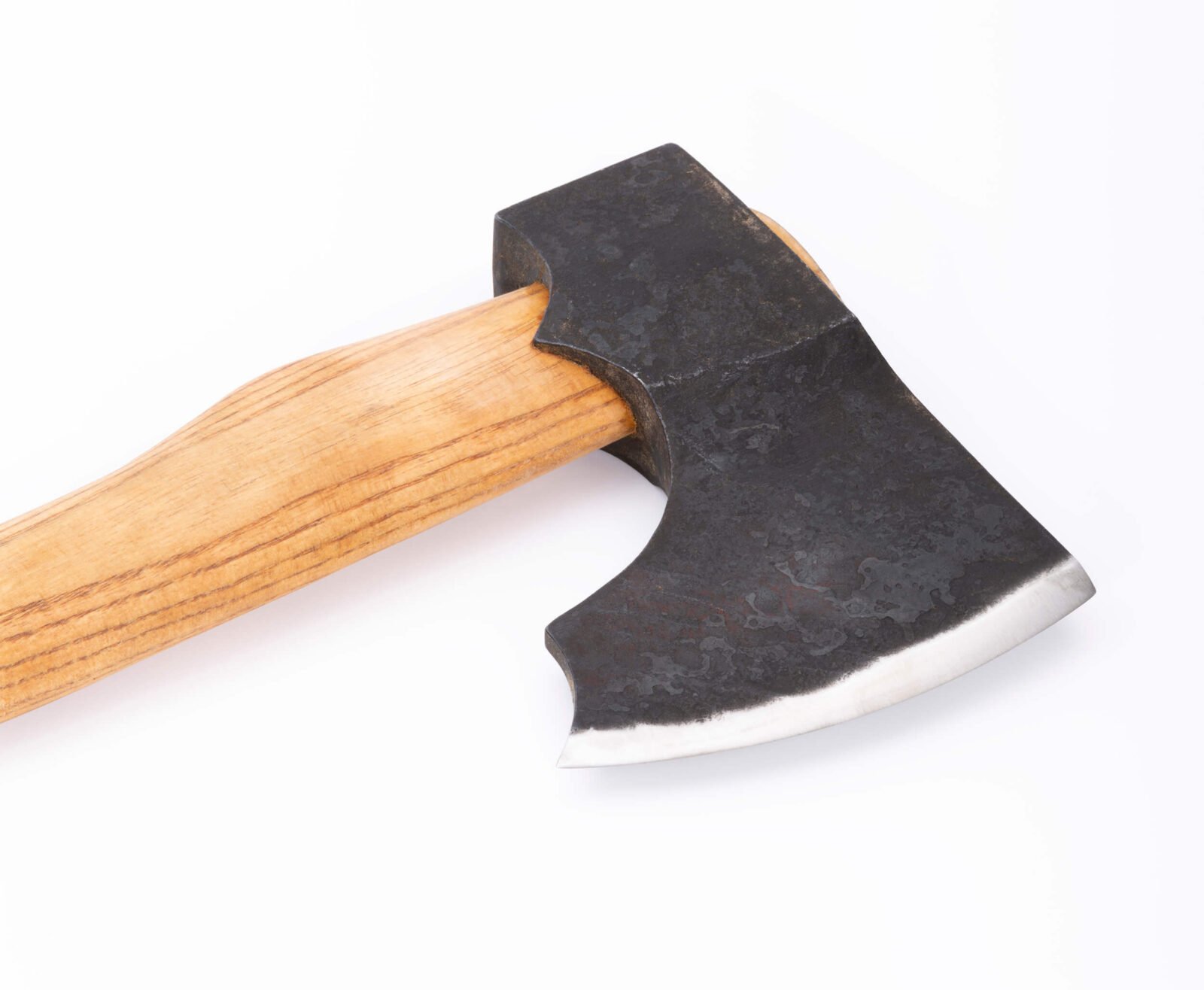 Handgeschmiedete Axt X3 — Kohlenstoffstahl, Eschenstiel und Leder-Schultertrageschlaufe, Handmade in Ukraine Handgeschmiedete Axt X3 — Kohlenstoffstahl, Eschenstiel und Leder-Schultertrageschlaufe, Handmade in Ukraine