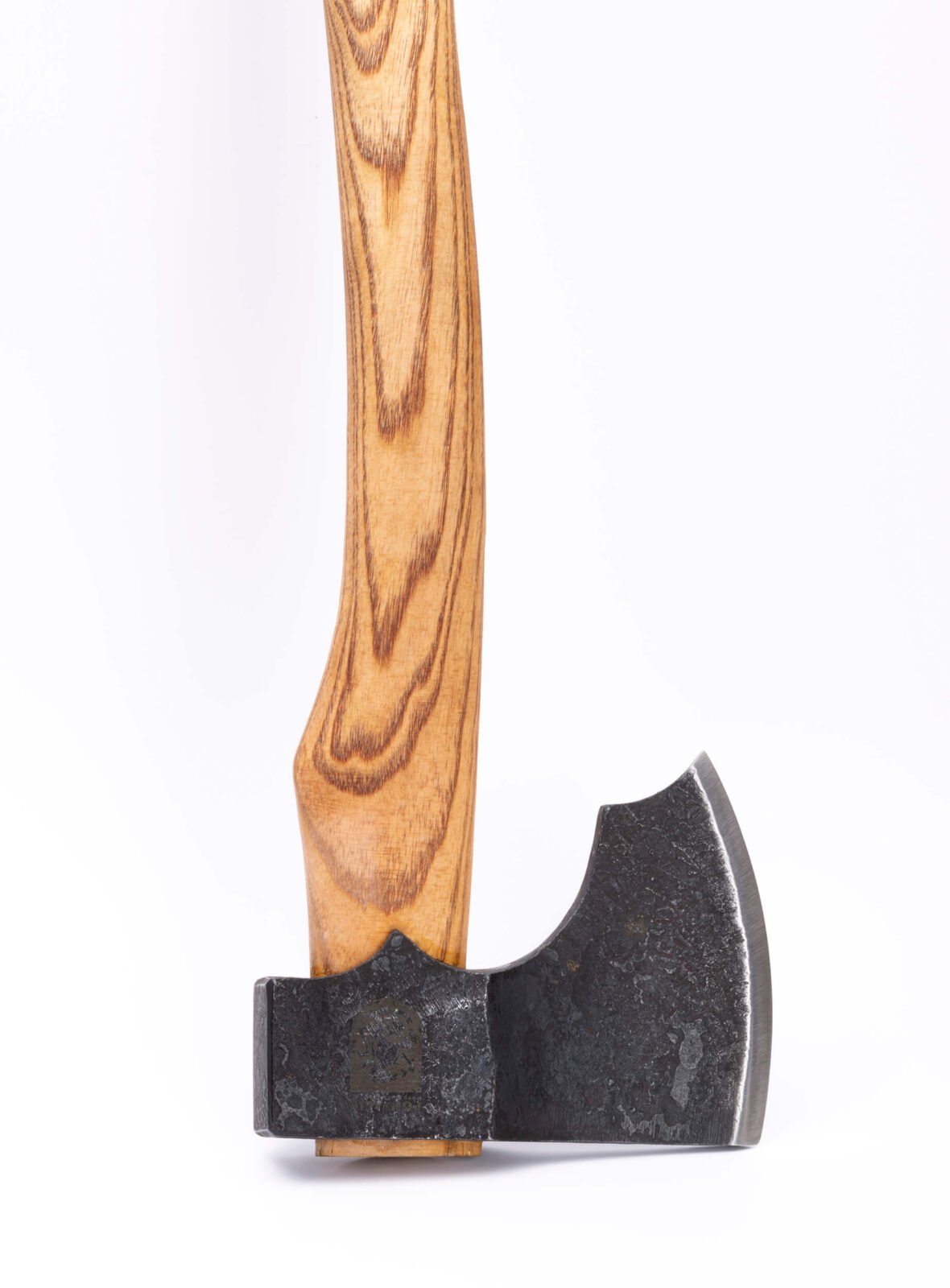 Handgeschmiedete Axt X3 — Kohlenstoffstahl, Eschenstiel und Leder-Schultertrageschlaufe, Handmade in Ukraine Handgeschmiedete Axt X3 — Kohlenstoffstahl, Eschenstiel und Leder-Schultertrageschlaufe, Handmade in Ukraine