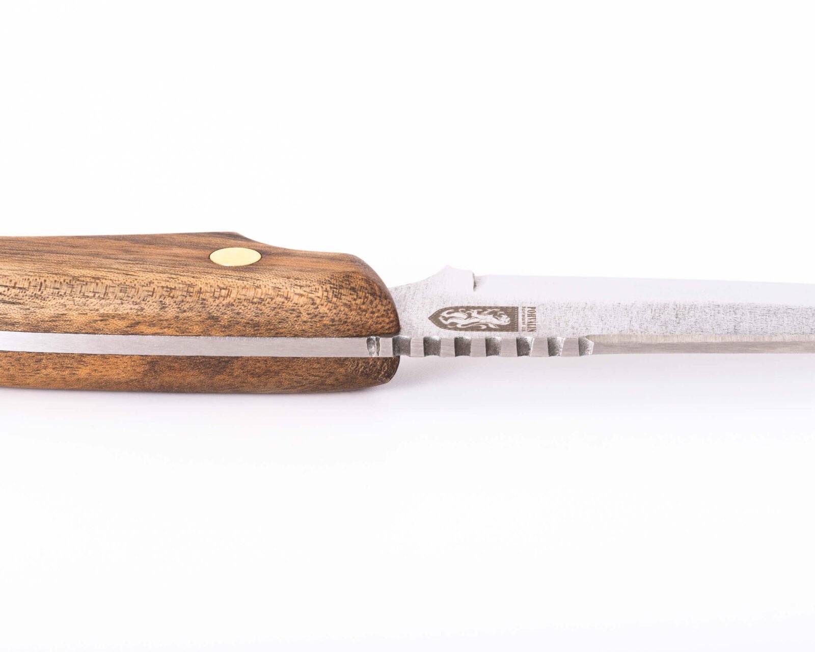 Handgeschmiedetes Bushcraft-Messer RK-6 — 12,5 cm Klinge aus Kohlenstoffstahl (X12MF), Nussbaumgriff mit Messingstiften, Lederscheide Handgeschmiedetes Bushcraft-Messer RK-6 — 12,5 cm Klinge aus Kohlenstoffstahl (X12MF), Nussbaumgriff mit Messingstiften, Lederscheide