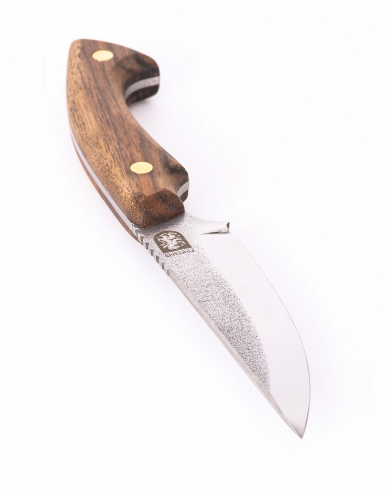 Handgeschmiedetes Bushcraft-Messer RK-6 — 12,5 cm Klinge aus Kohlenstoffstahl (X12MF), Nussbaumgriff mit Messingstiften, Lederscheide Handgeschmiedetes Bushcraft-Messer RK-6 — 12,5 cm Klinge aus Kohlenstoffstahl (X12MF), Nussbaumgriff mit Messingstiften, Lederscheide