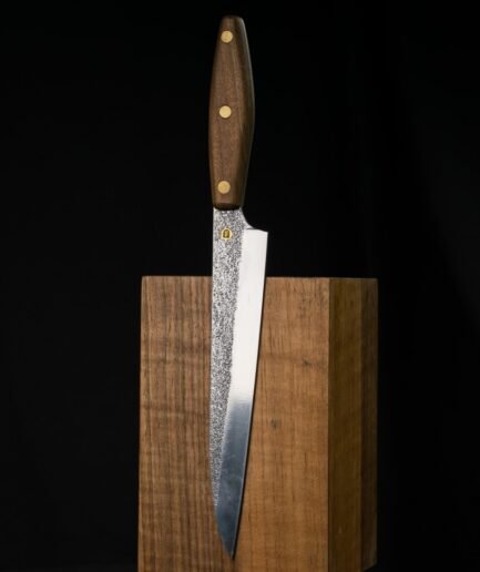 Großes Chefmesser CH3 — 20 cm Carbonstahl-Klinge, Griff aus massivem Nussbaum, handgeschmiedet
