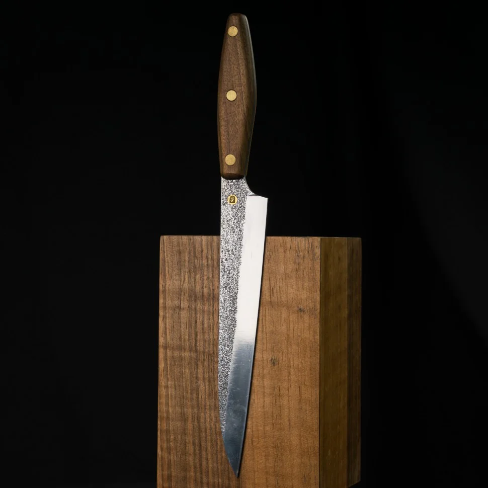 Großes Chefmesser CH3 — 20 cm Carbonstahl-Klinge, Griff aus massivem Nussbaum, handgeschmiedet Großes Chefmesser CH3 — 20 cm Carbonstahl-Klinge, Griff aus massivem Nussbaum, handgeschmiedet