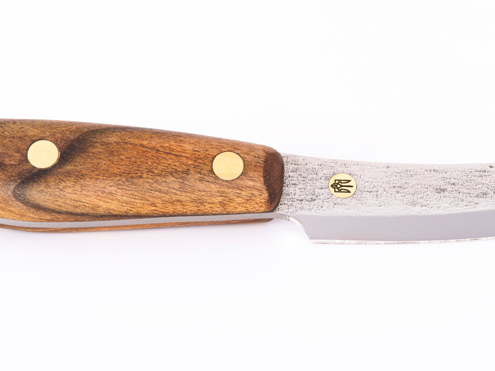 Küchenmesser S1 — 10 cm Klinge aus Kohlenstoffstahl (X12MF), Nussbaumgriff, handgefertigt Küchenmesser S1 — 10 cm Klinge aus Kohlenstoffstahl (X12MF), Nussbaumgriff, handgefertigt