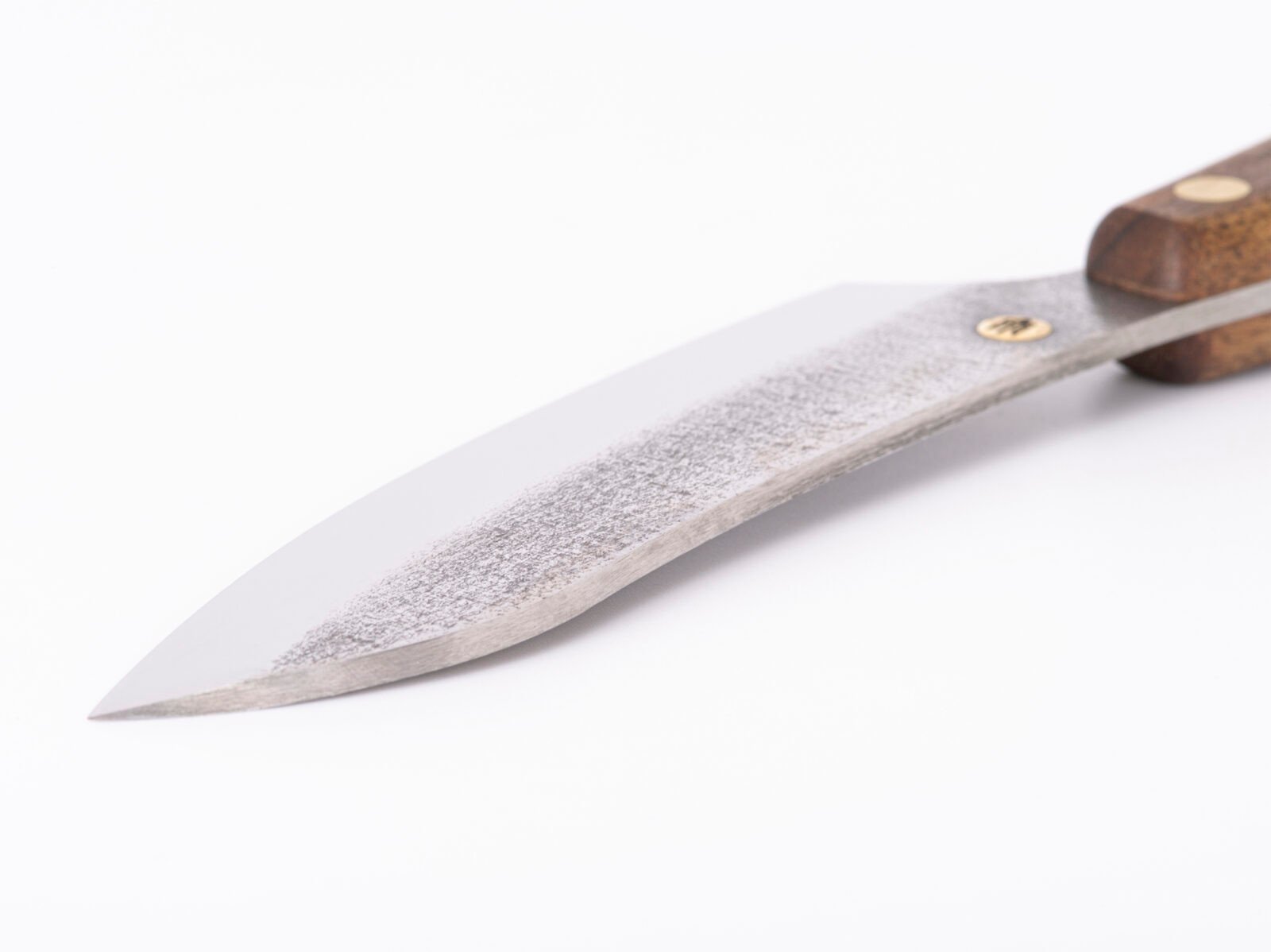 Küchenmesser S3 — 13,5 cm Klinge aus Kohlenstoffstahl (X12MF), Nussbaumgriff, handgefertigt Küchenmesser S3 — 13,5 cm Klinge aus Kohlenstoffstahl (X12MF), Nussbaumgriff, handgefertigt