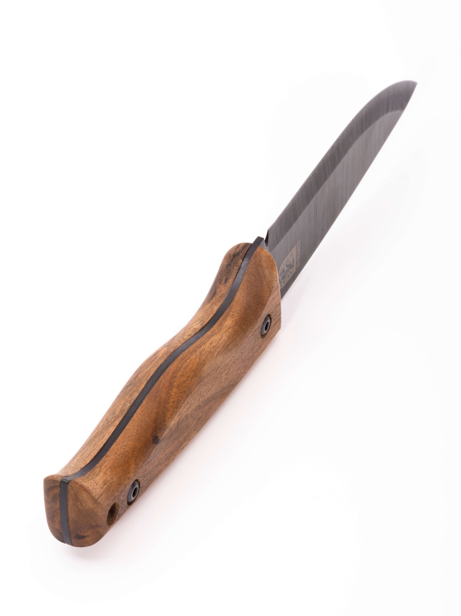 Handgeschmiedetes Bushcraft-Messer RK-3 — geschwärzte Klinge aus 65G-Kohlenstoffstahl, stabilisierter Nussbaumgriff, Lederscheide Handgeschmiedetes Bushcraft-Messer RK-3 — geschwärzte Klinge aus 65G-Kohlenstoffstahl, stabilisierter Nussbaumgriff, Lederscheide