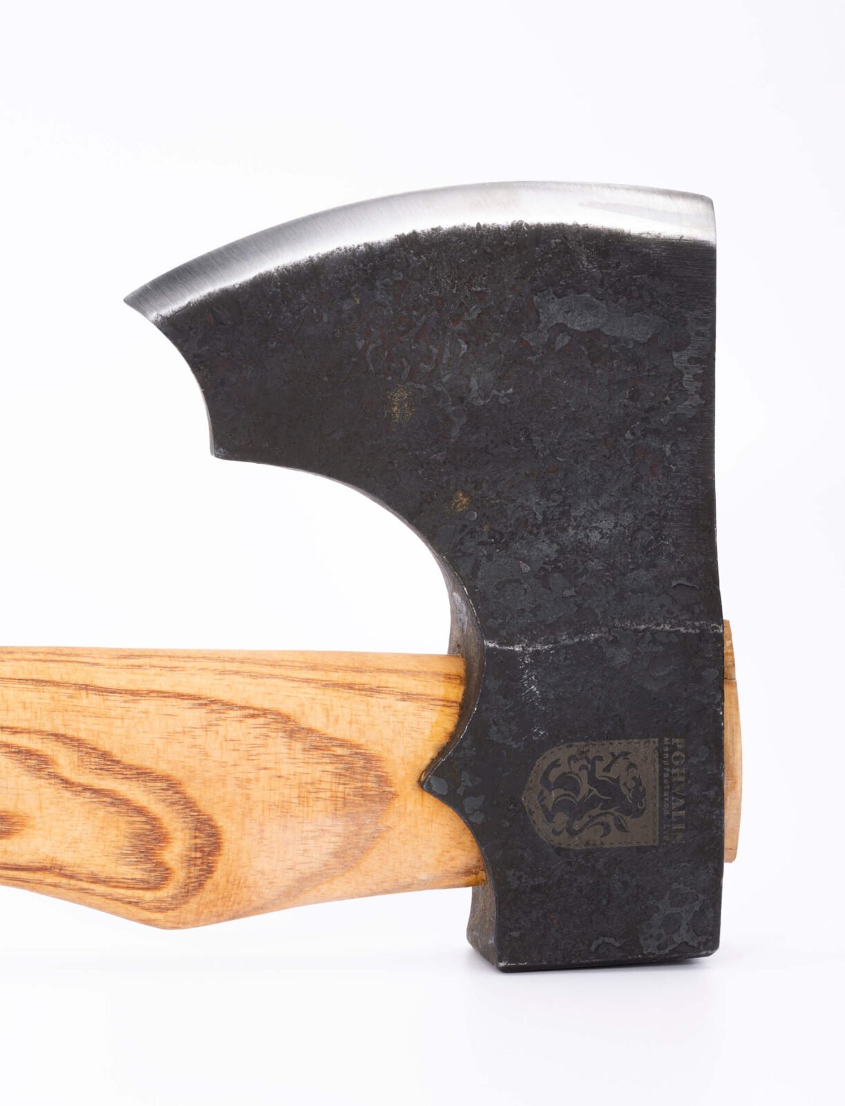 Handgeschmiedete Axt X3 — Kohlenstoffstahl, Eschenstiel und Leder-Schultertrageschlaufe, Handmade in Ukraine Handgeschmiedete Axt X3 — Kohlenstoffstahl, Eschenstiel und Leder-Schultertrageschlaufe, Handmade in Ukraine