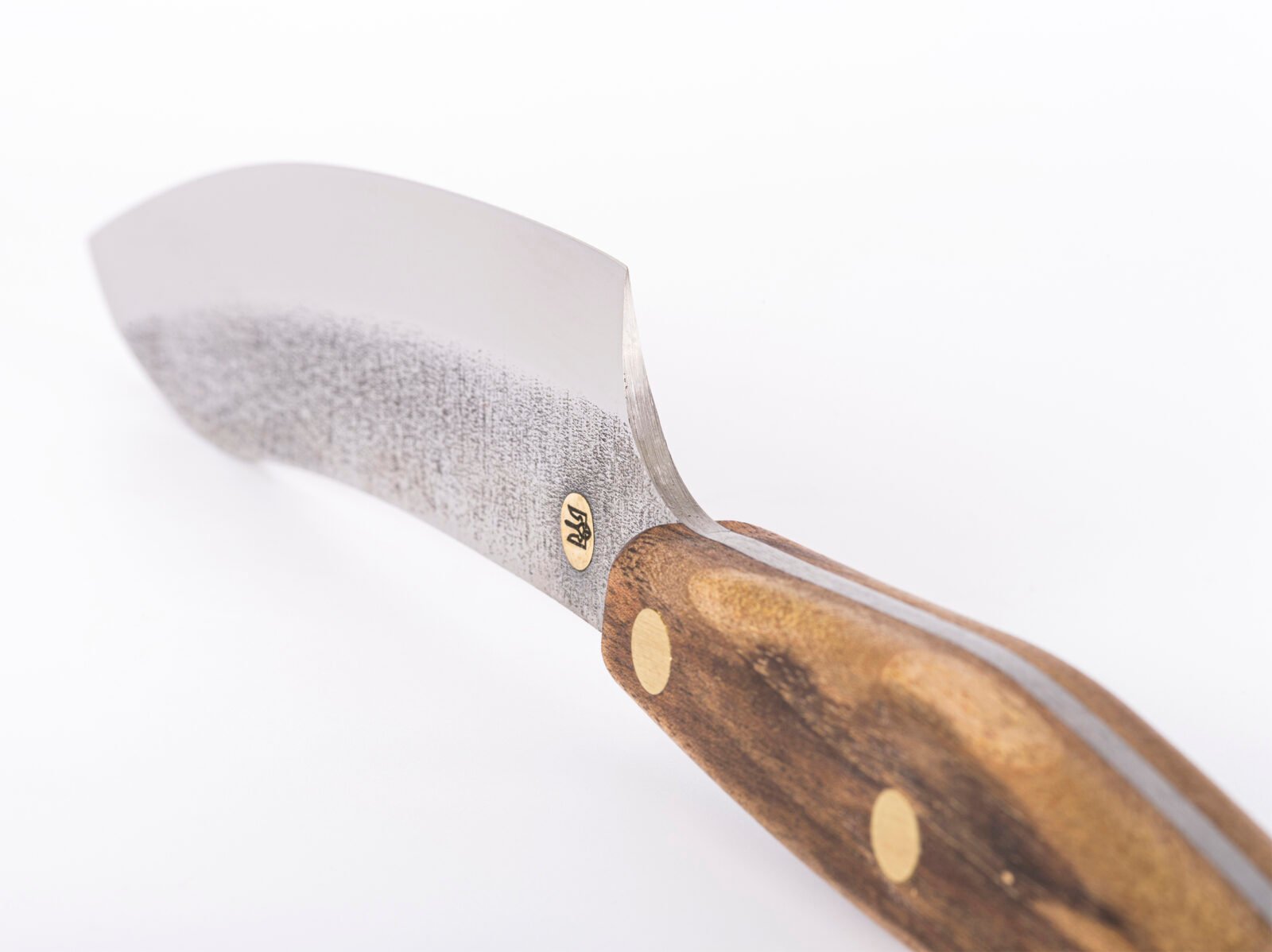 Küchenmesser S3 — 13,5 cm Klinge aus Kohlenstoffstahl (X12MF), Nussbaumgriff, handgefertigt Küchenmesser S3 — 13,5 cm Klinge aus Kohlenstoffstahl (X12MF), Nussbaumgriff, handgefertigt