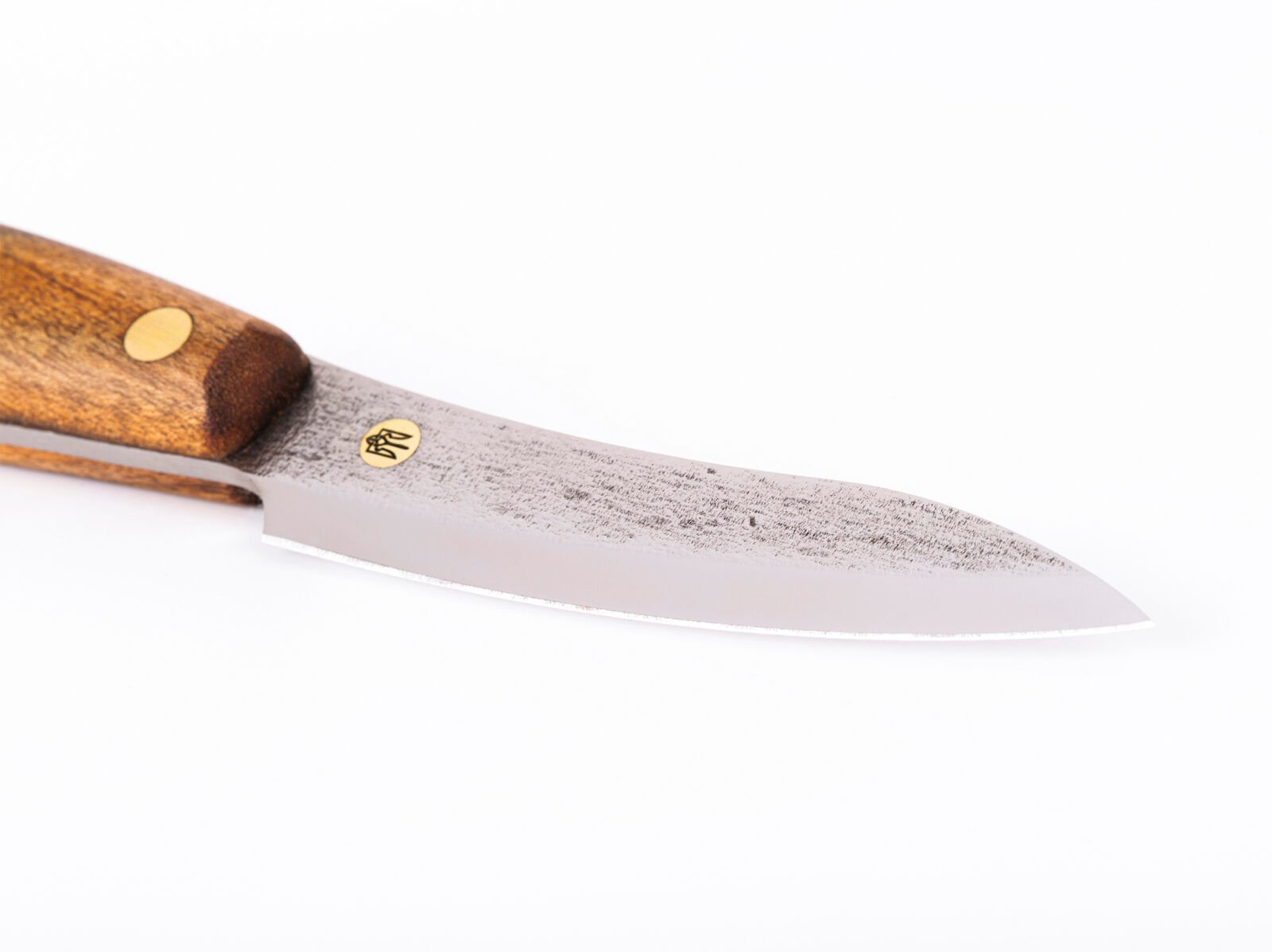 Küchenmesser S1 — 10 cm Klinge aus Kohlenstoffstahl (X12MF), Nussbaumgriff, handgefertigt Küchenmesser S1 — 10 cm Klinge aus Kohlenstoffstahl (X12MF), Nussbaumgriff, handgefertigt