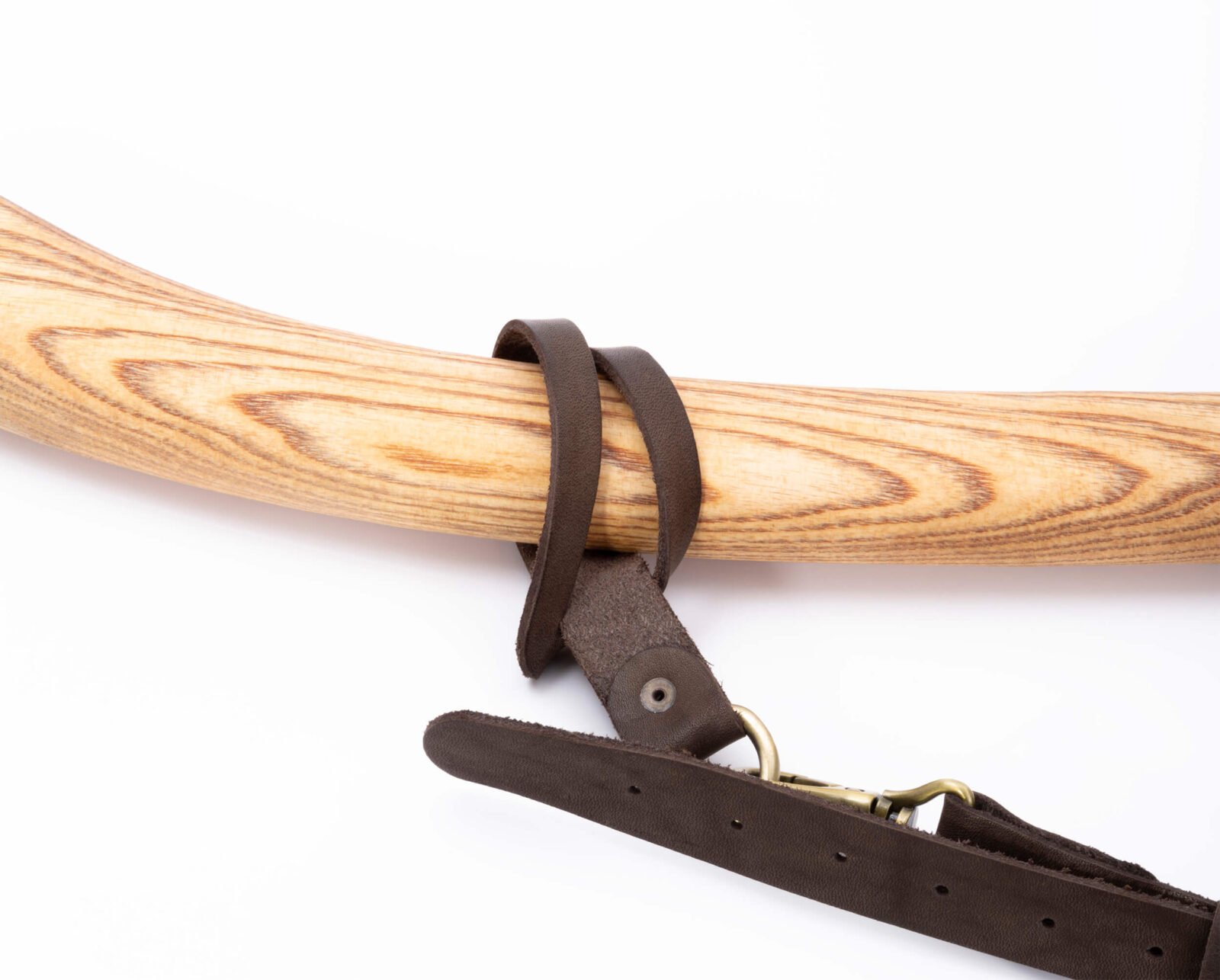 Handgeschmiedete Axt X3 — Kohlenstoffstahl, Eschenstiel und Leder-Schultertrageschlaufe, Handmade in Ukraine Handgeschmiedete Axt X3 — Kohlenstoffstahl, Eschenstiel und Leder-Schultertrageschlaufe, Handmade in Ukraine