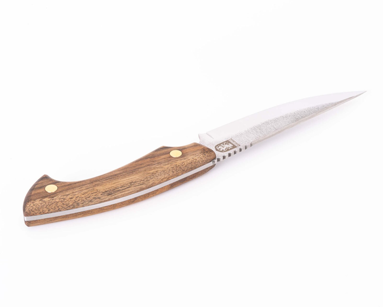 Handgeschmiedetes Bushcraft-Messer RK-6 — 12,5 cm Klinge aus Kohlenstoffstahl (X12MF), Nussbaumgriff mit Messingstiften, Lederscheide Handgeschmiedetes Bushcraft-Messer RK-6 — 12,5 cm Klinge aus Kohlenstoffstahl (X12MF), Nussbaumgriff mit Messingstiften, Lederscheide