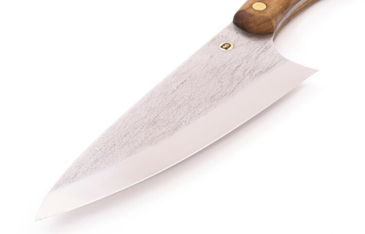 Handgeschmiedetes Chefmesser CH2 — 18 cm Klinge aus X12MF-Carbonstahl, Griff aus massivem Nussbaum