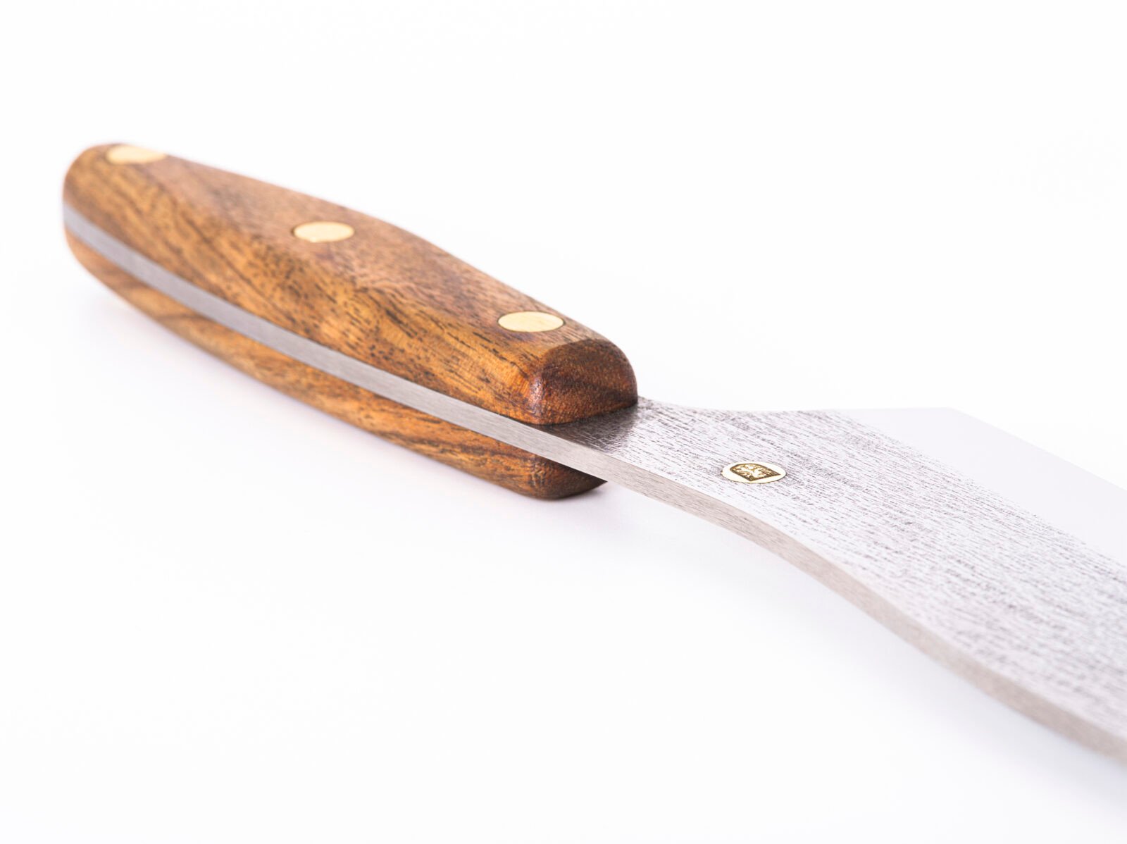 Küchenmesser S4 — 15,5 cm Klinge aus Kohlenstoffstahl (X12MF), Nussbaumgriff, handgefertigt Küchenmesser S4 — 15,5 cm Klinge aus Kohlenstoffstahl (X12MF), Nussbaumgriff, handgefertigt