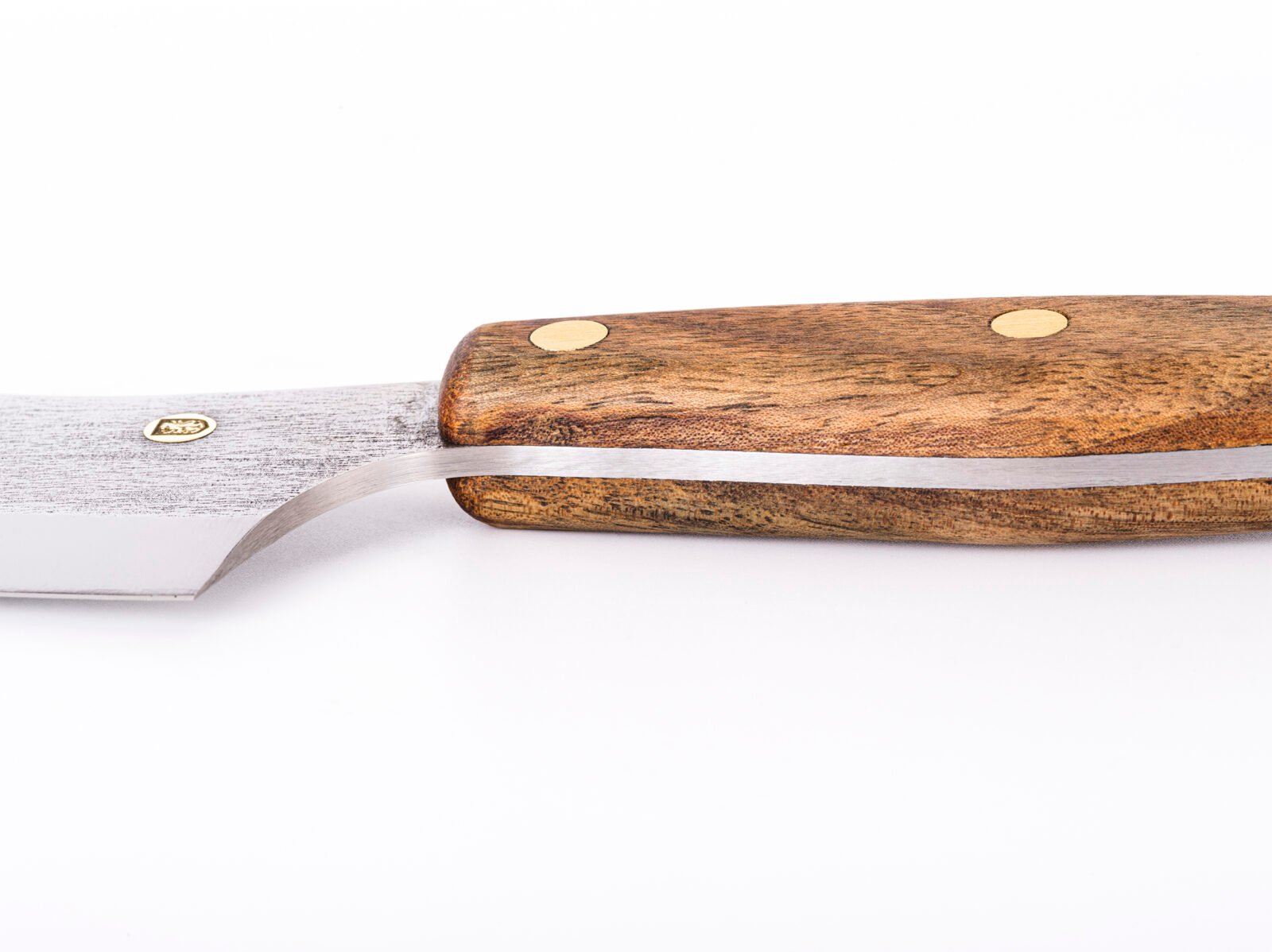 Küchenmesser S4 — 15,5 cm Klinge aus Kohlenstoffstahl (X12MF), Nussbaumgriff, handgefertigt Küchenmesser S4 — 15,5 cm Klinge aus Kohlenstoffstahl (X12MF), Nussbaumgriff, handgefertigt