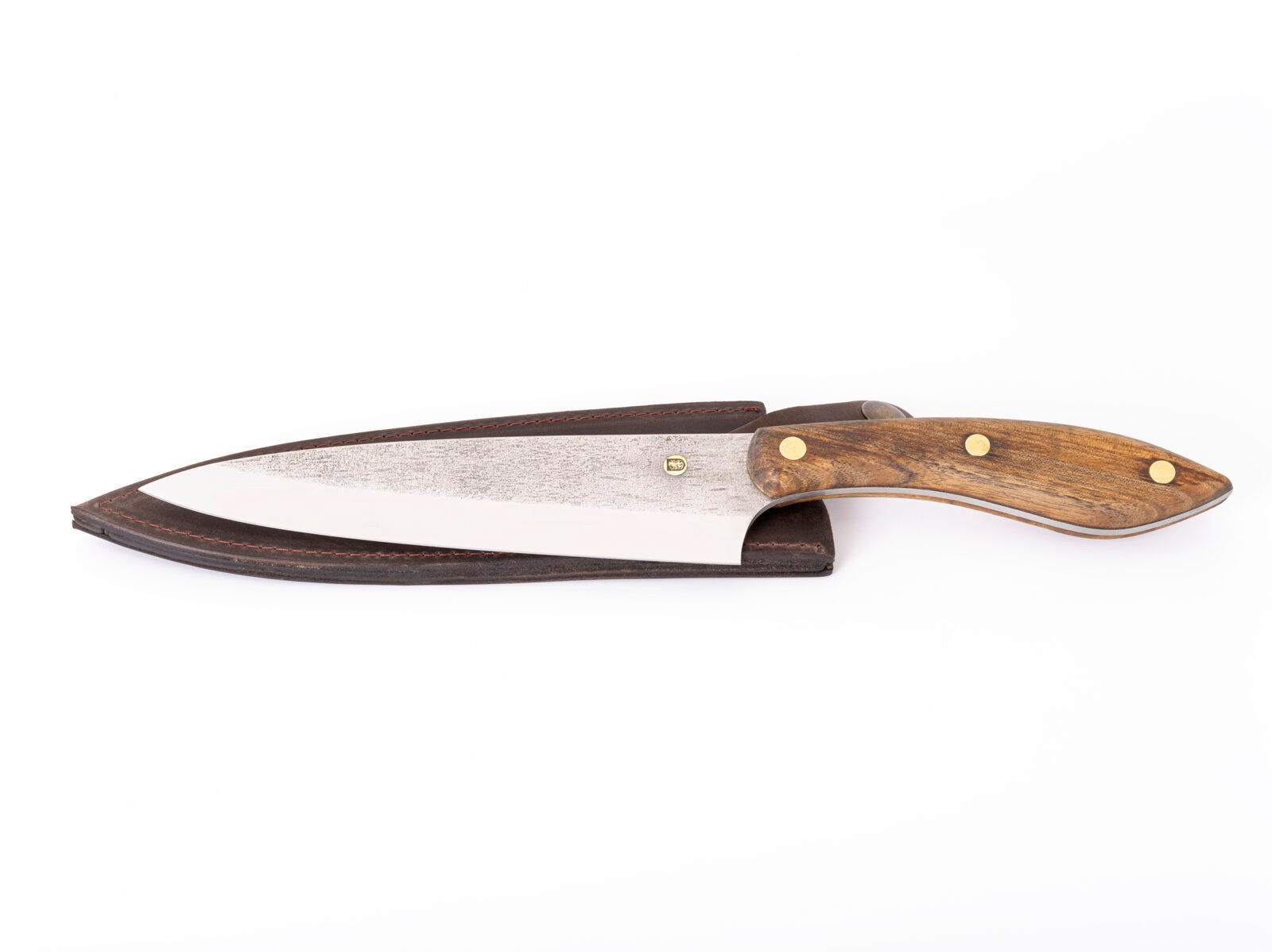 Handgeschmiedetes Chefmesser CH1 — 15,5 cm Klinge aus X12MF-Carbonstahl, Griff aus massivem Nussbaum Handgeschmiedetes Chefmesser CH1 — 15,5 cm Klinge aus X12MF-Carbonstahl, Griff aus massivem Nussbaum