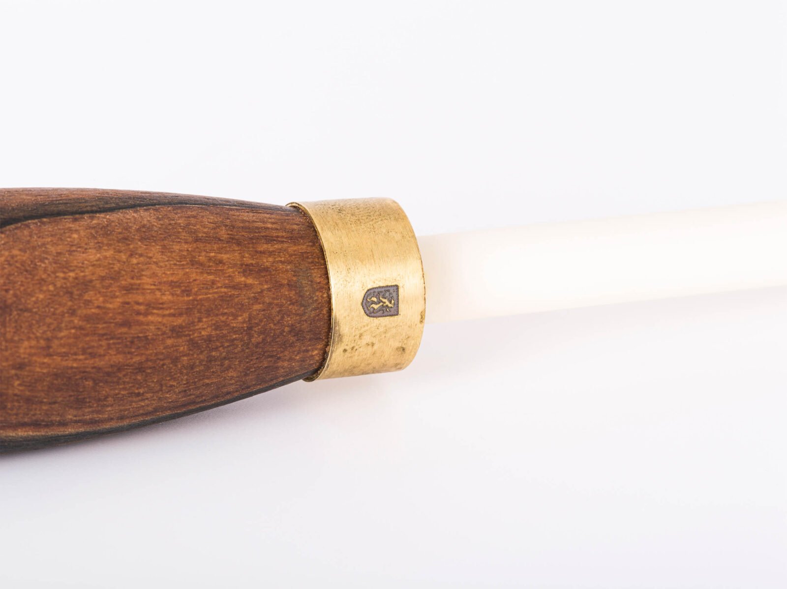 Keramik-Wetzstab mit Nussbaumgriff und graviertem Messingbolster — die schnelle Klingenpflege für Ihre Messer, ca. 32 cm Keramik-Wetzstab mit Nussbaumgriff und graviertem Messingbolster — die schnelle Klingenpflege für Ihre Messer, ca. 32 cm