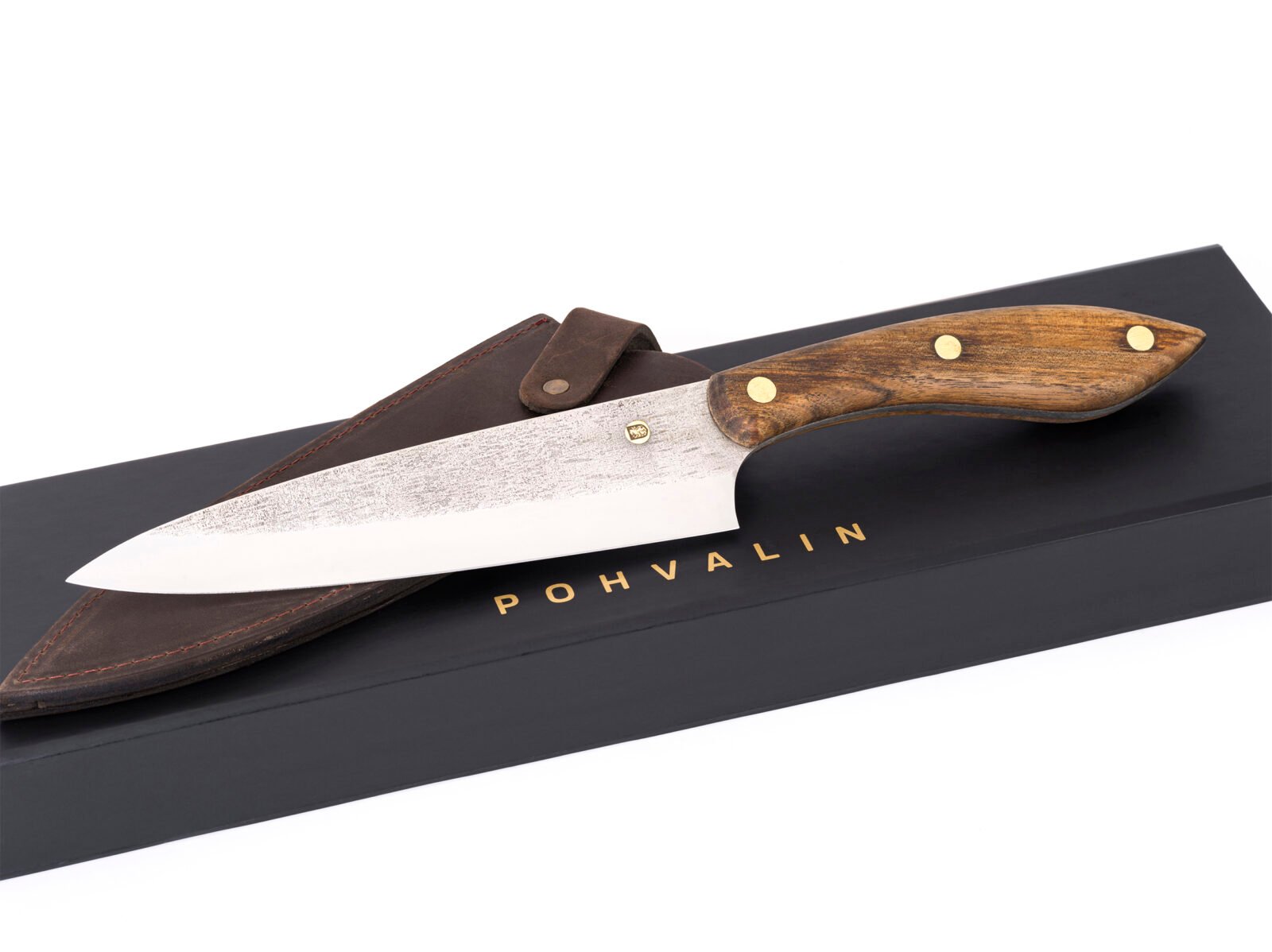 Handgeschmiedetes Chefmesser CH1 — 15,5 cm Klinge aus X12MF-Carbonstahl, Griff aus massivem Nussbaum Handgeschmiedetes Chefmesser CH1 — 15,5 cm Klinge aus X12MF-Carbonstahl, Griff aus massivem Nussbaum