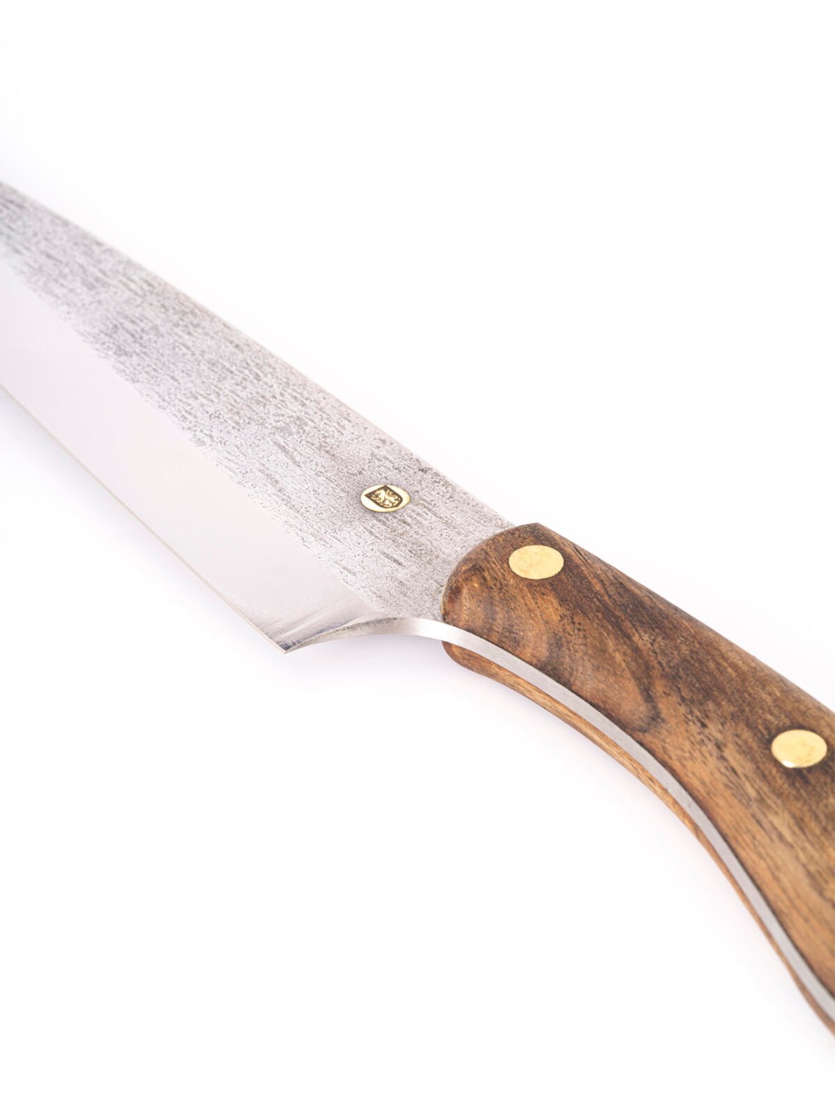 Handgeschmiedetes Chefmesser CH1 — 15,5 cm Klinge aus X12MF-Carbonstahl, Griff aus massivem Nussbaum Handgeschmiedetes Chefmesser CH1 — 15,5 cm Klinge aus X12MF-Carbonstahl, Griff aus massivem Nussbaum