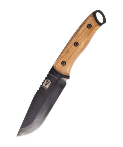 Tiefschwarz statt blank: Die brünierte 65G-Klinge dieses Bushcraft-Messers erhält ihre charakteristische schwarze Farbe durch ein chemisches Schwärzungsverfahren — zugleich zusätzlicher Korrosionsschutz. Griff aus stabilisiertem Nussbaum, inklusive Lederscheide.