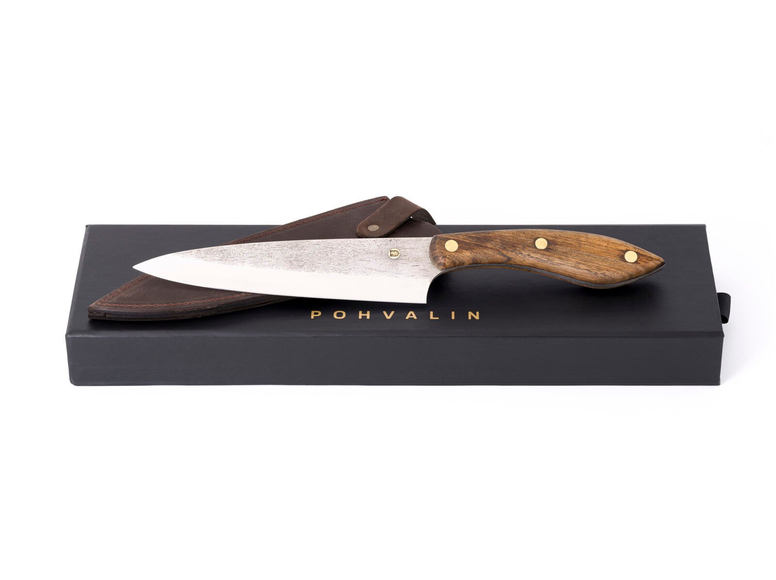 Handgeschmiedetes Chefmesser CH1 — 15,5 cm Klinge aus X12MF-Carbonstahl, Griff aus massivem Nussbaum Handgeschmiedetes Chefmesser CH1 — 15,5 cm Klinge aus X12MF-Carbonstahl, Griff aus massivem Nussbaum