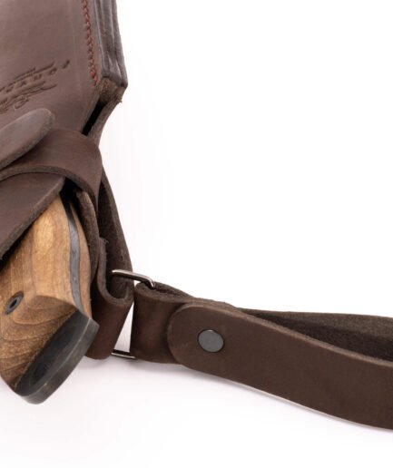Tiefschwarz statt blank: Die brünierte 65G-Klinge dieses Bushcraft-Messers erhält ihre charakteristische schwarze Farbe durch ein chemisches Schwärzungsverfahren — zugleich zusätzlicher Korrosionsschutz. Griff aus stabilisiertem Nussbaum, inklusive Lederscheide.