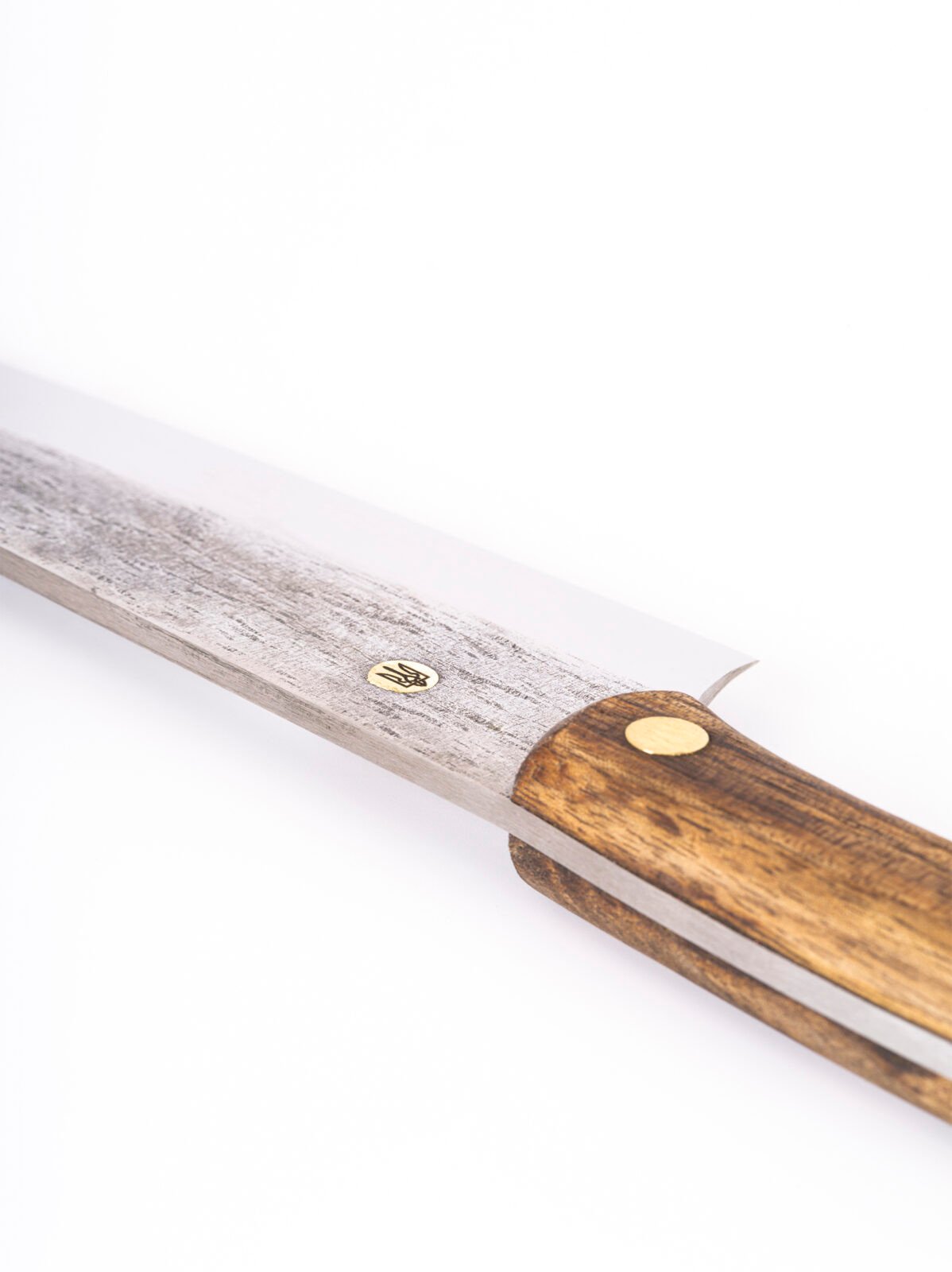 Handgeschmiedetes Chefmesser CH1 — 15,5 cm Klinge aus X12MF-Carbonstahl, Griff aus massivem Nussbaum Handgeschmiedetes Chefmesser CH1 — 15,5 cm Klinge aus X12MF-Carbonstahl, Griff aus massivem Nussbaum