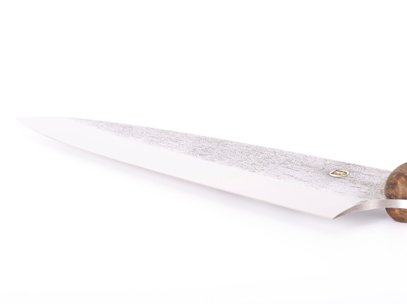 Handgeschmiedetes Chefmesser CH1 — 15,5 cm Klinge aus X12MF-Carbonstahl, Griff aus massivem Nussbaum Handgeschmiedetes Chefmesser CH1 — 15,5 cm Klinge aus X12MF-Carbonstahl, Griff aus massivem Nussbaum