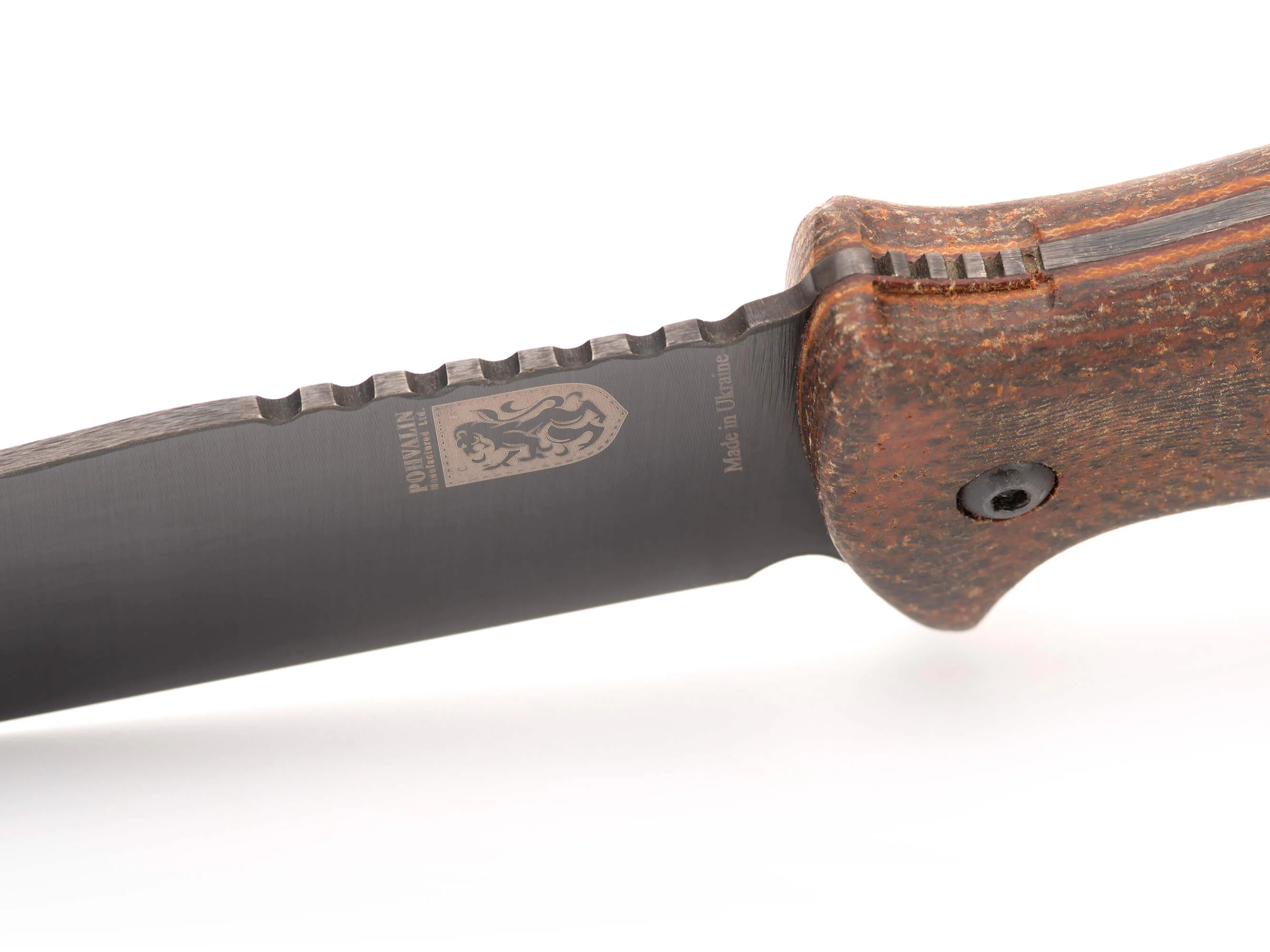 Handgeschmiedetes Bushcraft-Messer RK-8 mit Textolit-Griff — geschwärzte Klinge aus 65G-Kohlenstoffstahl, Lederscheide Handgeschmiedetes Bushcraft-Messer RK-8 mit Textolit-Griff — geschwärzte Klinge aus 65G-Kohlenstoffstahl, Lederscheide