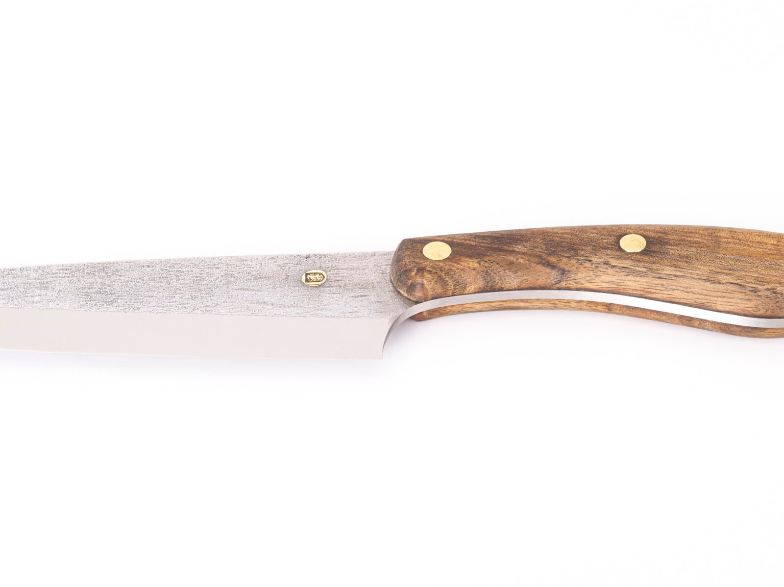 Handgeschmiedetes Chefmesser CH1 — 15,5 cm Klinge aus X12MF-Carbonstahl, Griff aus massivem Nussbaum Handgeschmiedetes Chefmesser CH1 — 15,5 cm Klinge aus X12MF-Carbonstahl, Griff aus massivem Nussbaum