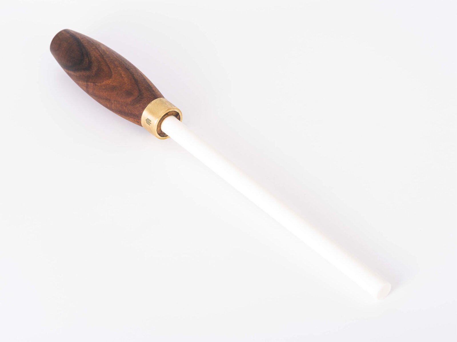 Keramik-Wetzstab mit Nussbaumgriff und graviertem Messingbolster — die schnelle Klingenpflege für Ihre Messer, ca. 32 cm Keramik-Wetzstab mit Nussbaumgriff und graviertem Messingbolster — die schnelle Klingenpflege für Ihre Messer, ca. 32 cm