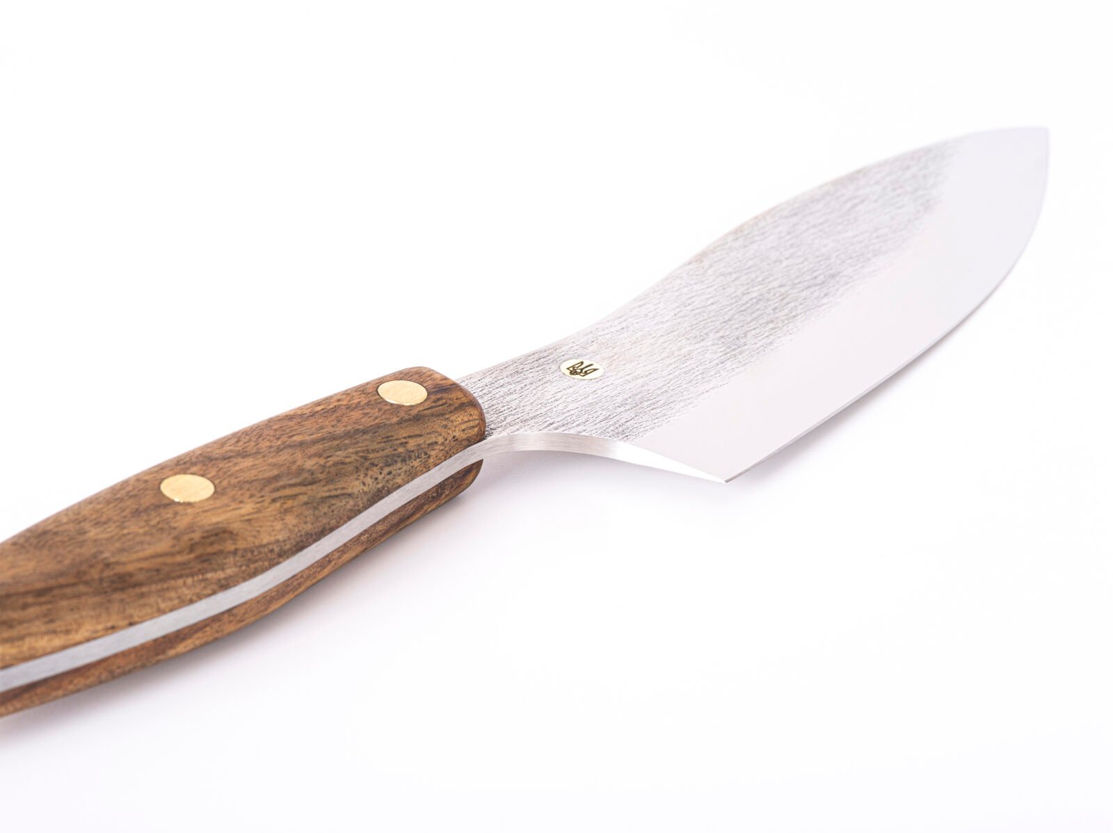Küchenmesser S4 — 15,5 cm Klinge aus Kohlenstoffstahl (X12MF), Nussbaumgriff, handgefertigt Küchenmesser S4 — 15,5 cm Klinge aus Kohlenstoffstahl (X12MF), Nussbaumgriff, handgefertigt