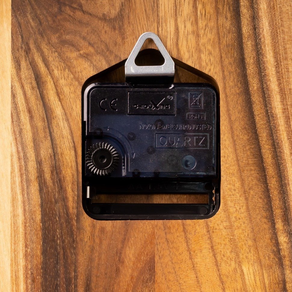 Wanduhr aus massivem Nussbaum — Ø 30 cm, Naturöl-Wachs-Finish, geräuscharmes Quarzwerk Wanduhr aus massivem Nussbaum — Ø 30 cm, Naturöl-Wachs-Finish, geräuscharmes Quarzwerk