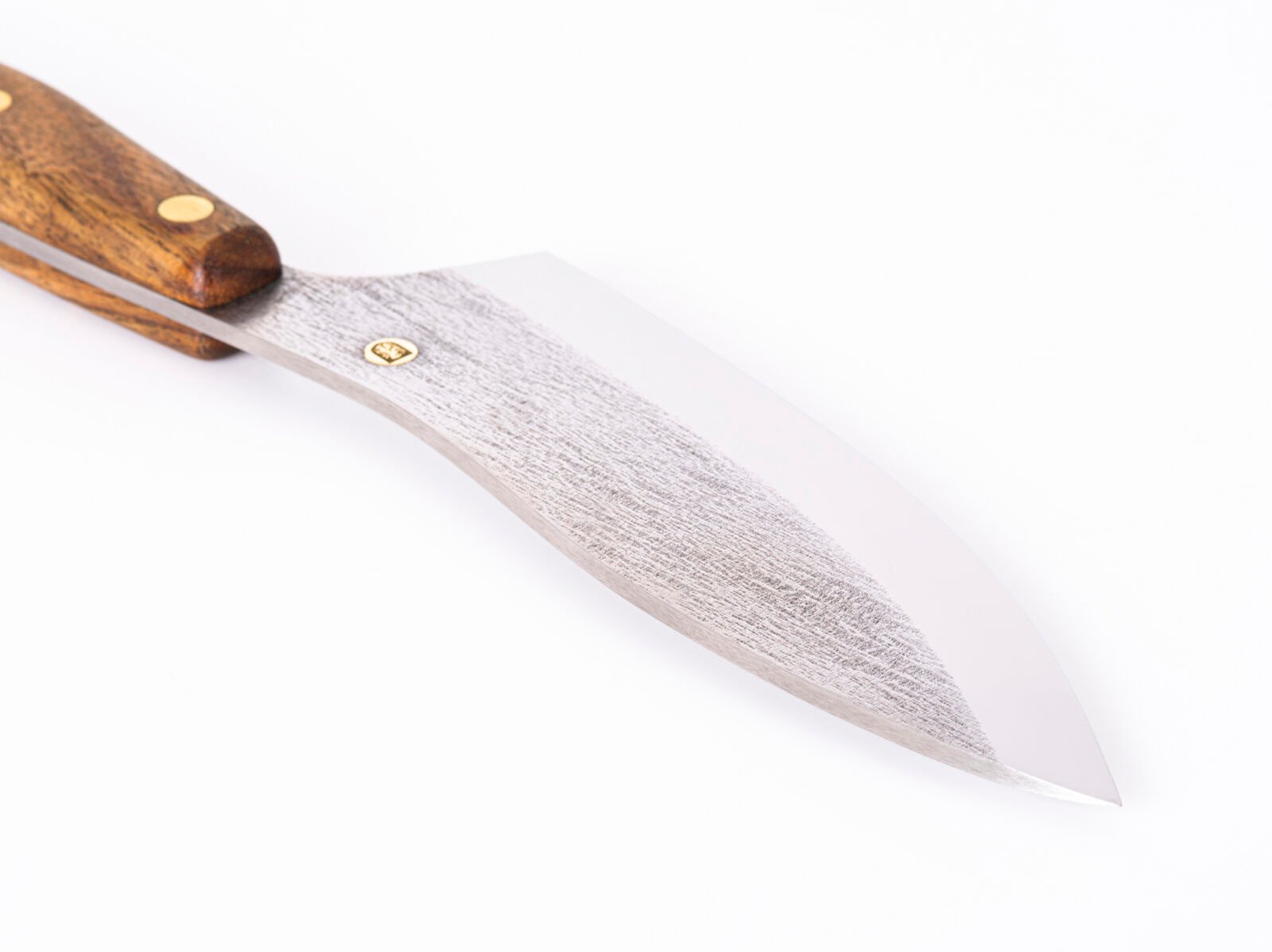 Küchenmesser S4 — 15,5 cm Klinge aus Kohlenstoffstahl (X12MF), Nussbaumgriff, handgefertigt Küchenmesser S4 — 15,5 cm Klinge aus Kohlenstoffstahl (X12MF), Nussbaumgriff, handgefertigt