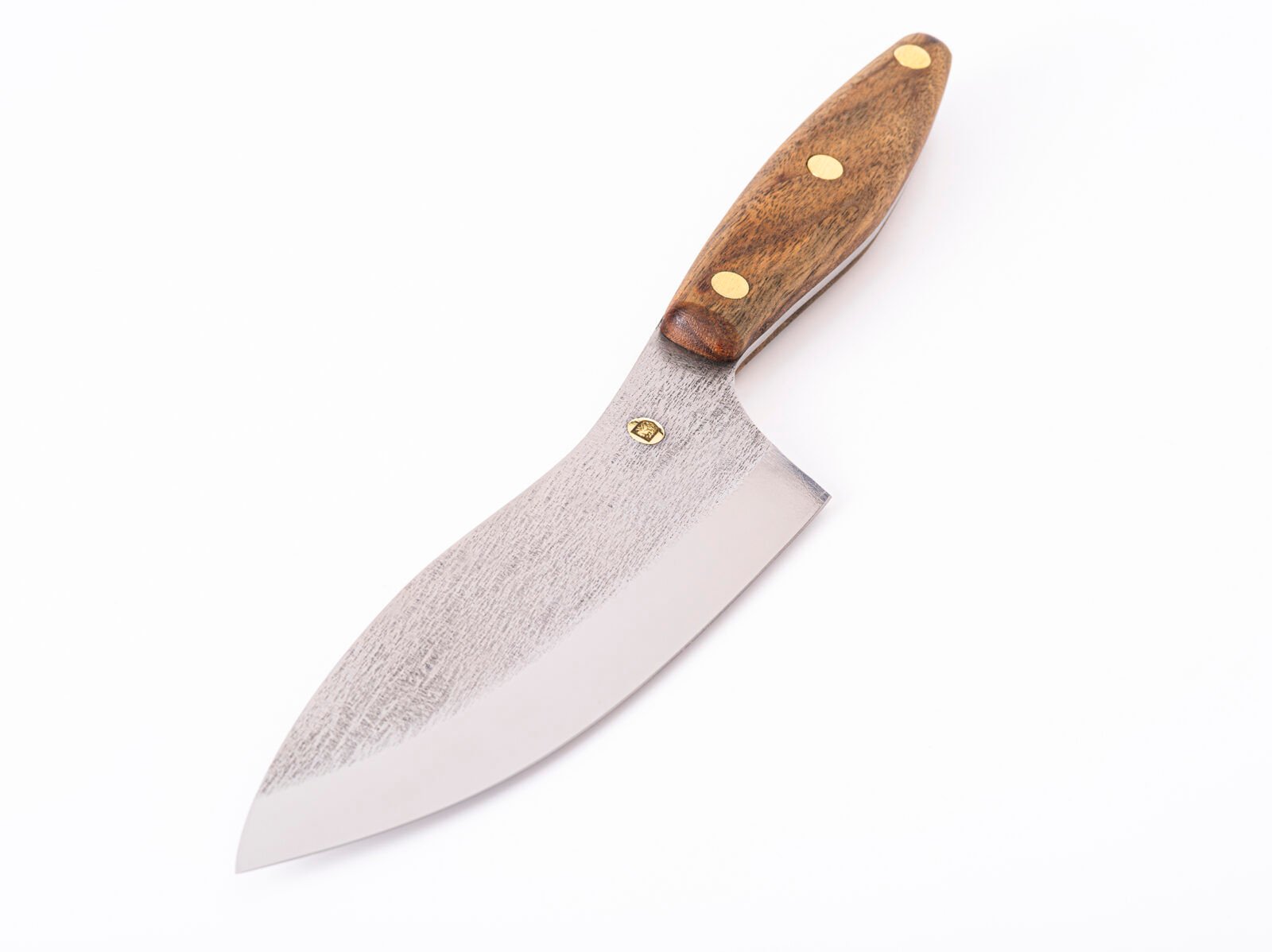 Küchenmesser S4 — 15,5 cm Klinge aus Kohlenstoffstahl (X12MF), Nussbaumgriff, handgefertigt Küchenmesser S4 — 15,5 cm Klinge aus Kohlenstoffstahl (X12MF), Nussbaumgriff, handgefertigt