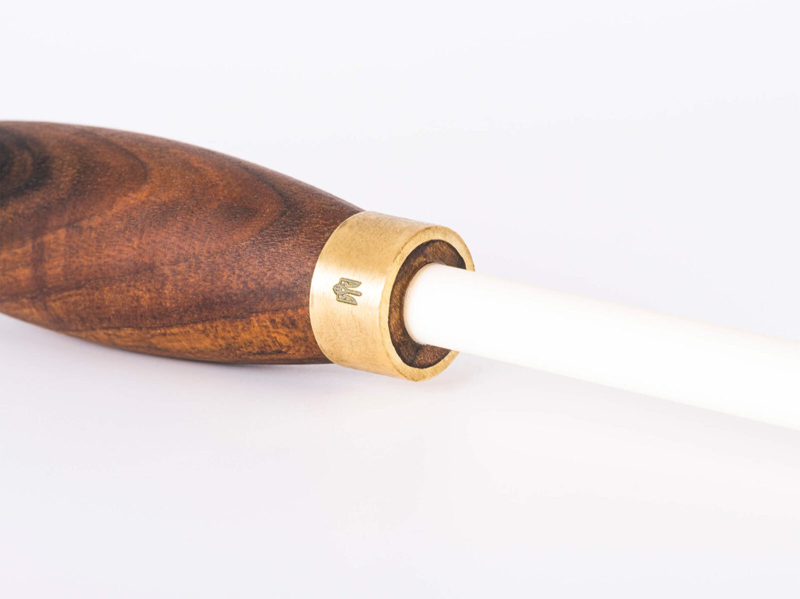 Keramik-Wetzstab mit Nussbaumgriff und graviertem Messingbolster — die schnelle Klingenpflege für Ihre Messer, ca. 32 cm Keramik-Wetzstab mit Nussbaumgriff und graviertem Messingbolster — die schnelle Klingenpflege für Ihre Messer, ca. 32 cm