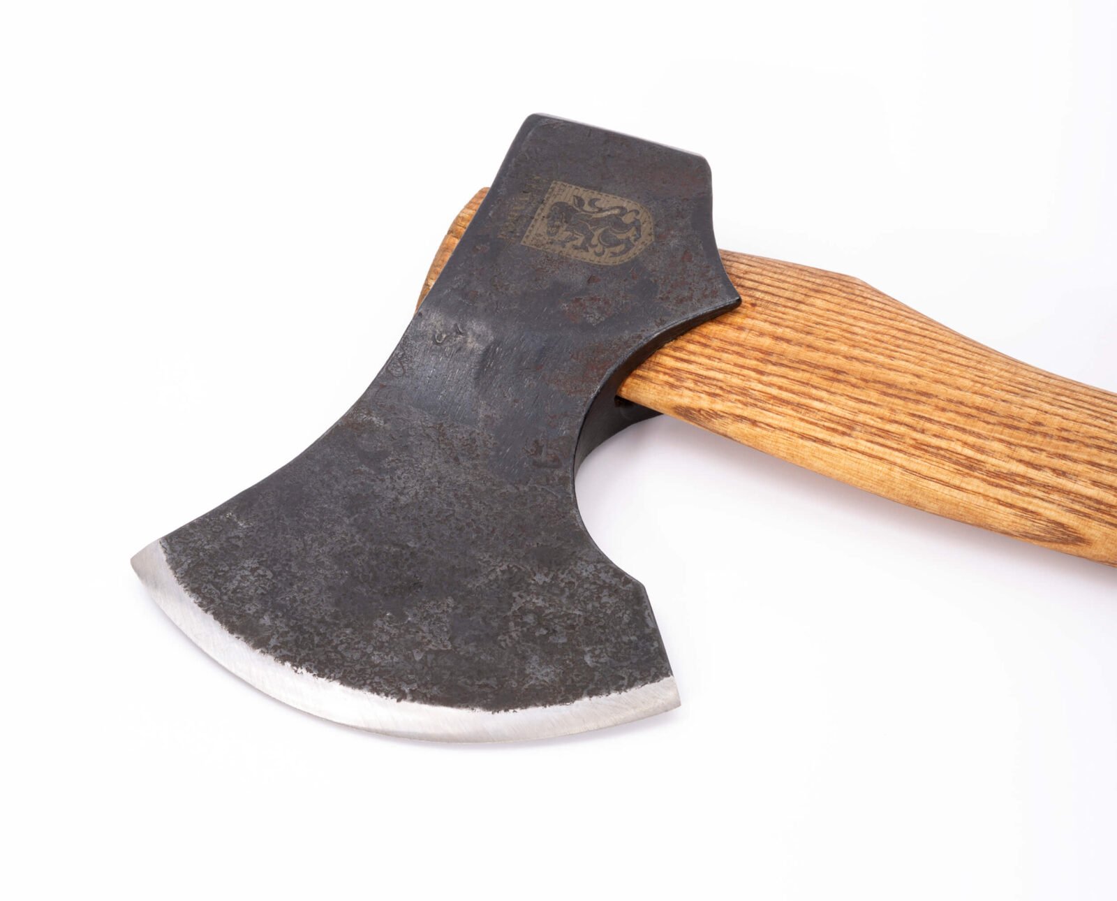 Handgeschmiedete Axt X2 mit Lederscheide — Klinge aus U8A-Kohlenstoffstahl, Griff aus Eschenholz Handgeschmiedete Axt X2 mit Lederscheide — Klinge aus U8A-Kohlenstoffstahl, Griff aus Eschenholz