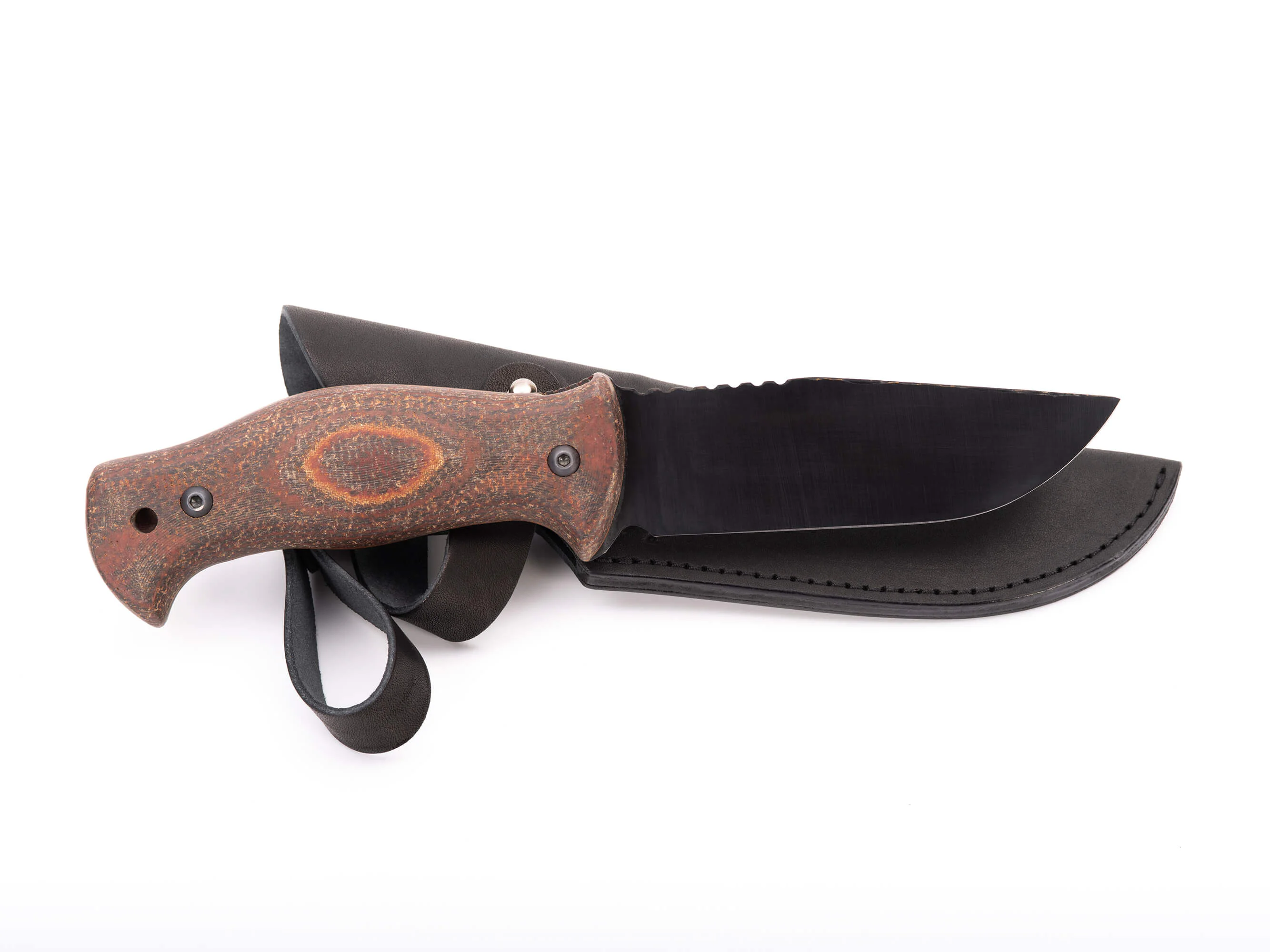 Handgeschmiedetes Bushcraft-Messer RK-8 mit Textolit-Griff — geschwärzte Klinge aus 65G-Kohlenstoffstahl, Lederscheide Handgeschmiedetes Bushcraft-Messer RK-8 mit Textolit-Griff — geschwärzte Klinge aus 65G-Kohlenstoffstahl, Lederscheide