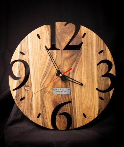 Wanduhr aus massivem Nussbaum — Ø 30 cm, Naturöl-Wachs-Finish, geräuscharmes Quarzwerk Wanduhr aus massivem Nussbaum — Ø 30 cm, Naturöl-Wachs-Finish, geräuscharmes Quarzwerk