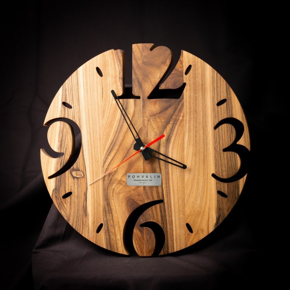Wanduhr aus massivem Nussbaum — Ø 30 cm, Naturöl-Wachs-Finish, geräuscharmes Quarzwerk Wanduhr aus massivem Nussbaum — Ø 30 cm, Naturöl-Wachs-Finish, geräuscharmes Quarzwerk