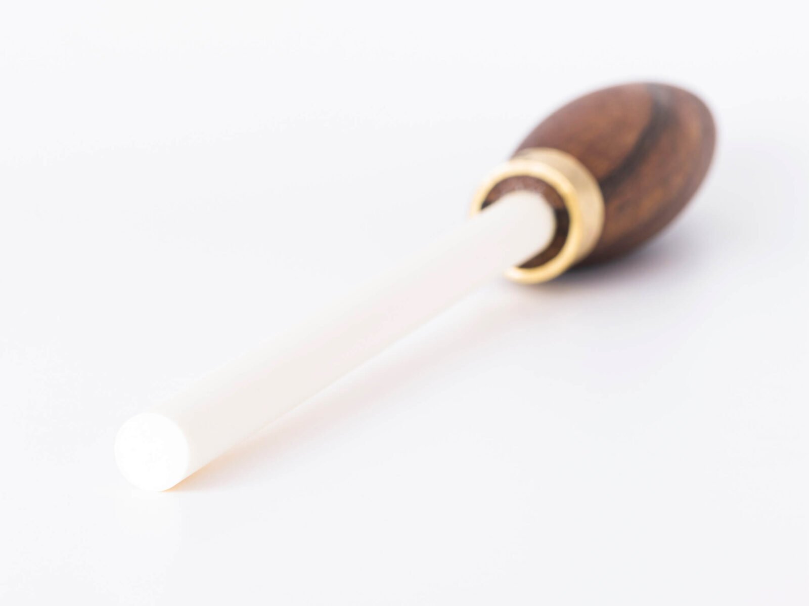 Keramik-Wetzstab mit Nussbaumgriff und graviertem Messingbolster — die schnelle Klingenpflege für Ihre Messer, ca. 32 cm Keramik-Wetzstab mit Nussbaumgriff und graviertem Messingbolster — die schnelle Klingenpflege für Ihre Messer, ca. 32 cm