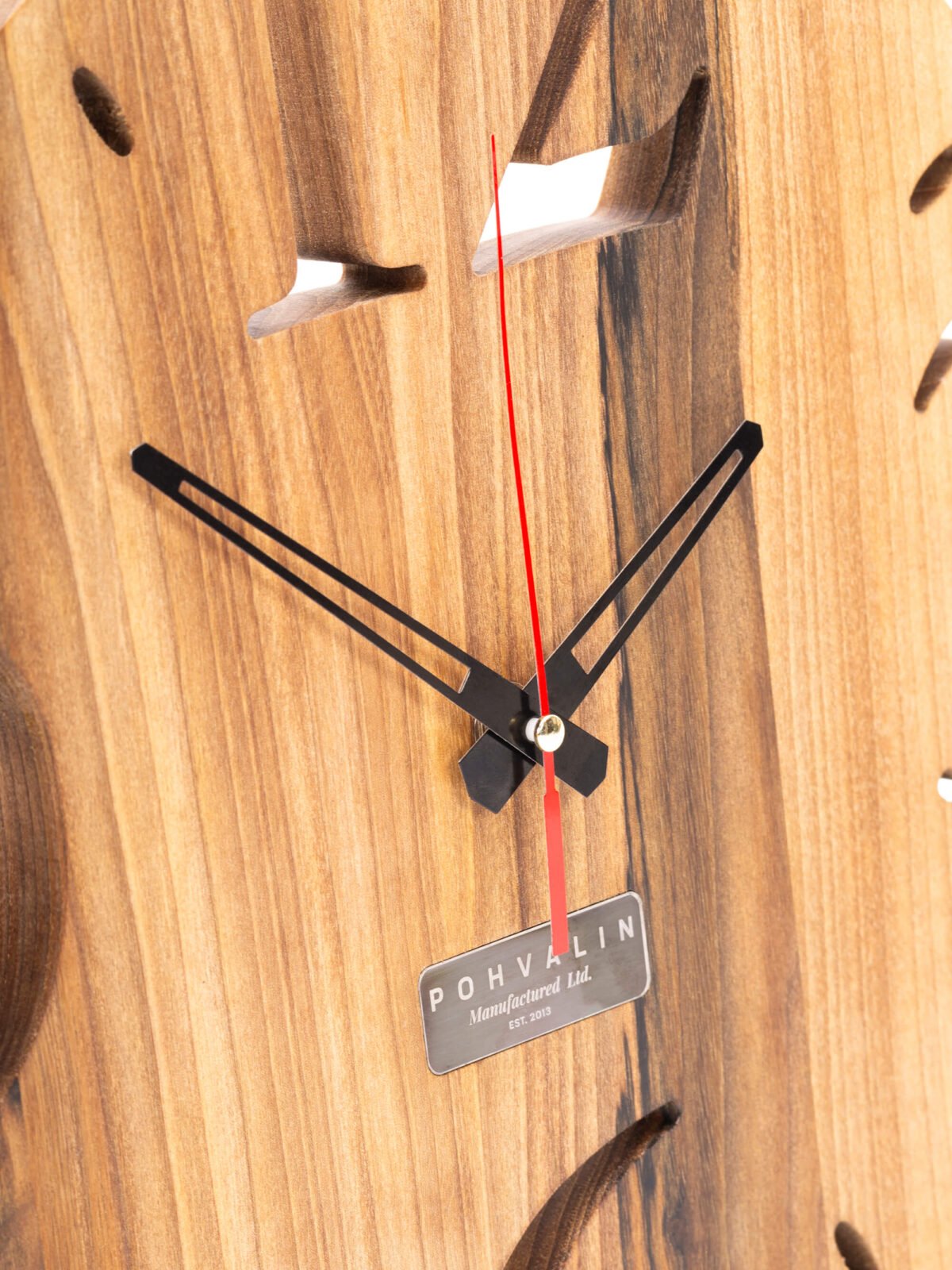 Wanduhr aus massivem Nussbaum — Ø 30 cm, Naturöl-Wachs-Finish, geräuscharmes Quarzwerk Wanduhr aus massivem Nussbaum — Ø 30 cm, Naturöl-Wachs-Finish, geräuscharmes Quarzwerk