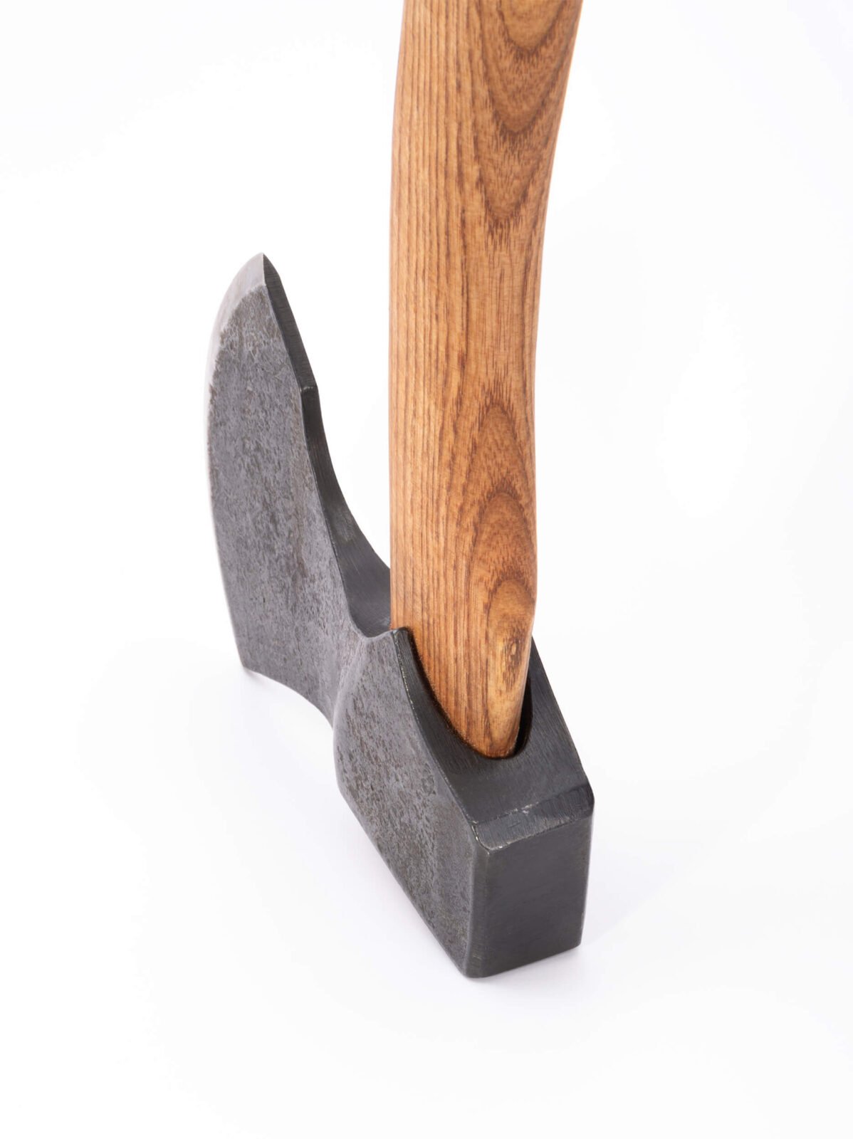 Handgeschmiedete Axt X2 mit Lederscheide — Klinge aus U8A-Kohlenstoffstahl, Griff aus Eschenholz Handgeschmiedete Axt X2 mit Lederscheide — Klinge aus U8A-Kohlenstoffstahl, Griff aus Eschenholz