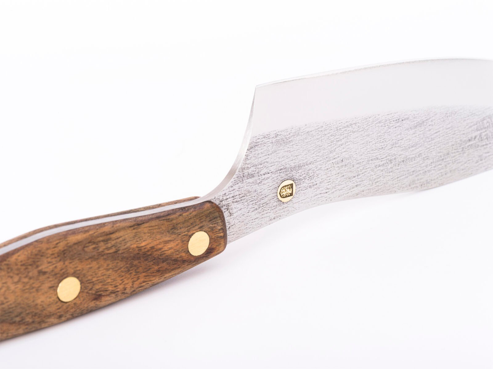 Küchenmesser S4 — 15,5 cm Klinge aus Kohlenstoffstahl (X12MF), Nussbaumgriff, handgefertigt Küchenmesser S4 — 15,5 cm Klinge aus Kohlenstoffstahl (X12MF), Nussbaumgriff, handgefertigt