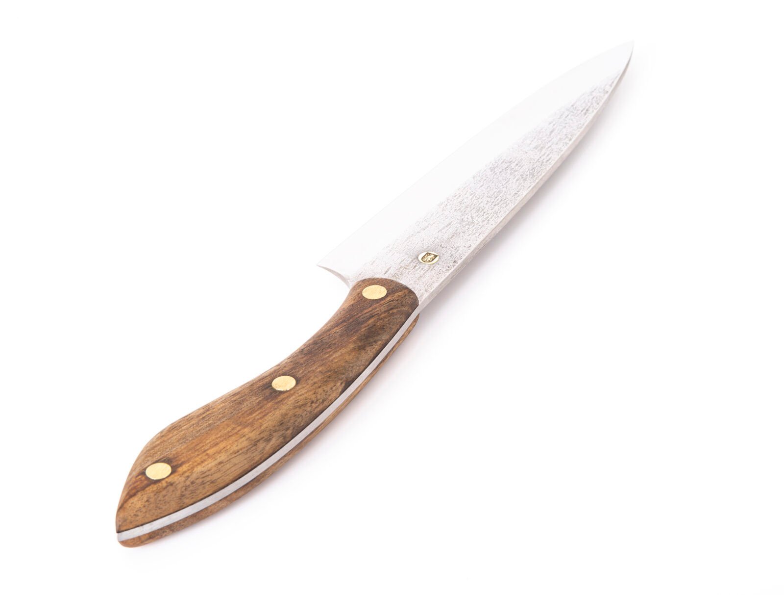 Handgeschmiedetes Chefmesser CH1 — 15,5 cm Klinge aus X12MF-Carbonstahl, Griff aus massivem Nussbaum Handgeschmiedetes Chefmesser CH1 — 15,5 cm Klinge aus X12MF-Carbonstahl, Griff aus massivem Nussbaum