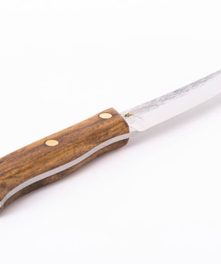 Handgeschmiedetes Küchenmesser M1 — schmale 14 cm Klinge aus X12MF-Carbonstahl, Griff aus massivem Nussbaum