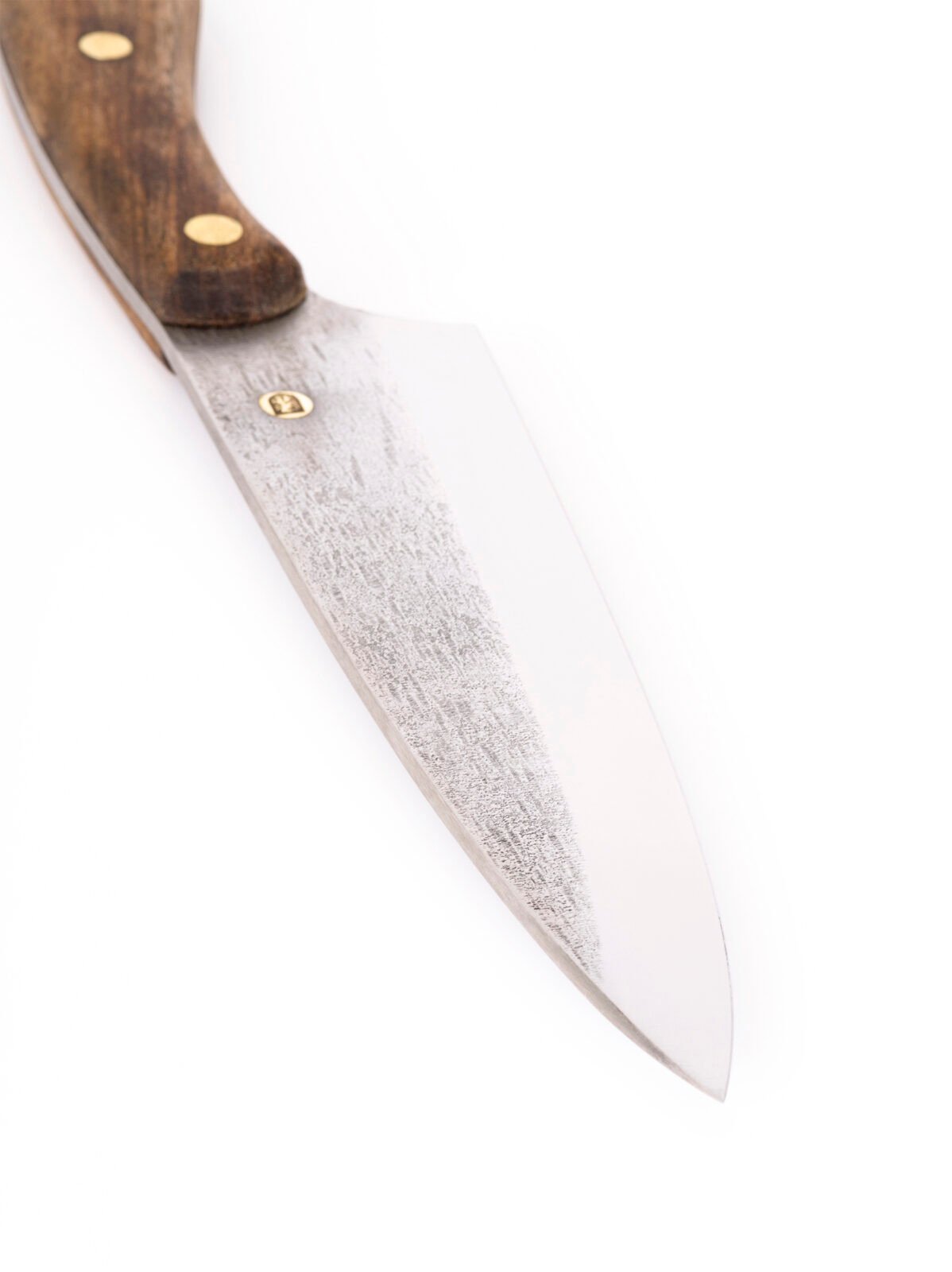 Handgeschmiedetes Chefmesser CH1 — 15,5 cm Klinge aus X12MF-Carbonstahl, Griff aus massivem Nussbaum Handgeschmiedetes Chefmesser CH1 — 15,5 cm Klinge aus X12MF-Carbonstahl, Griff aus massivem Nussbaum