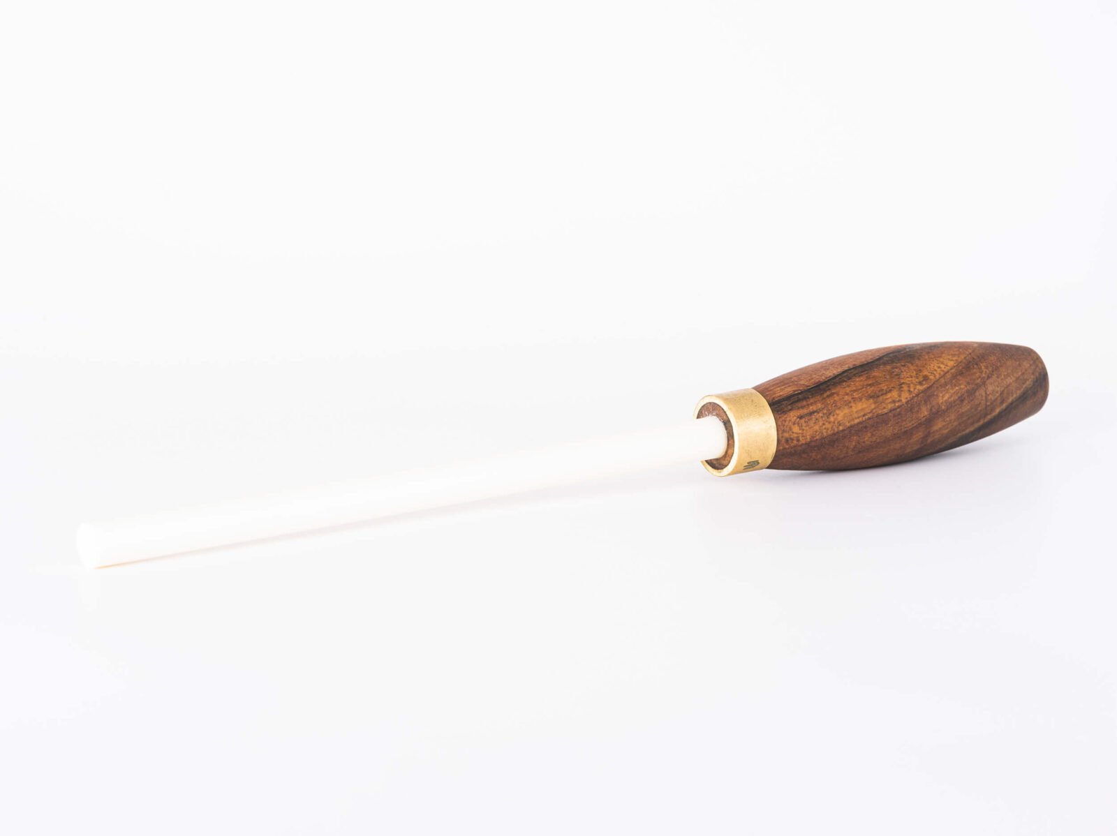 Keramik-Wetzstab mit Nussbaumgriff und graviertem Messingbolster — die schnelle Klingenpflege für Ihre Messer, ca. 32 cm Keramik-Wetzstab mit Nussbaumgriff und graviertem Messingbolster — die schnelle Klingenpflege für Ihre Messer, ca. 32 cm