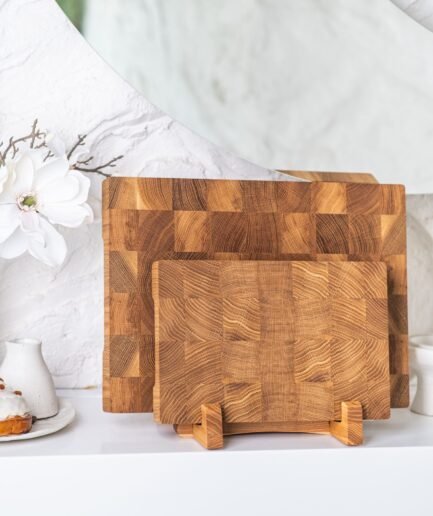 Stirnholz-Schneidebrett-Set aus Eiche mit Halter – 20 × 30 und 30 × 40 cm Zwei Stirnholz-Schneidebretter aus Eiche im passenden Holzhalter