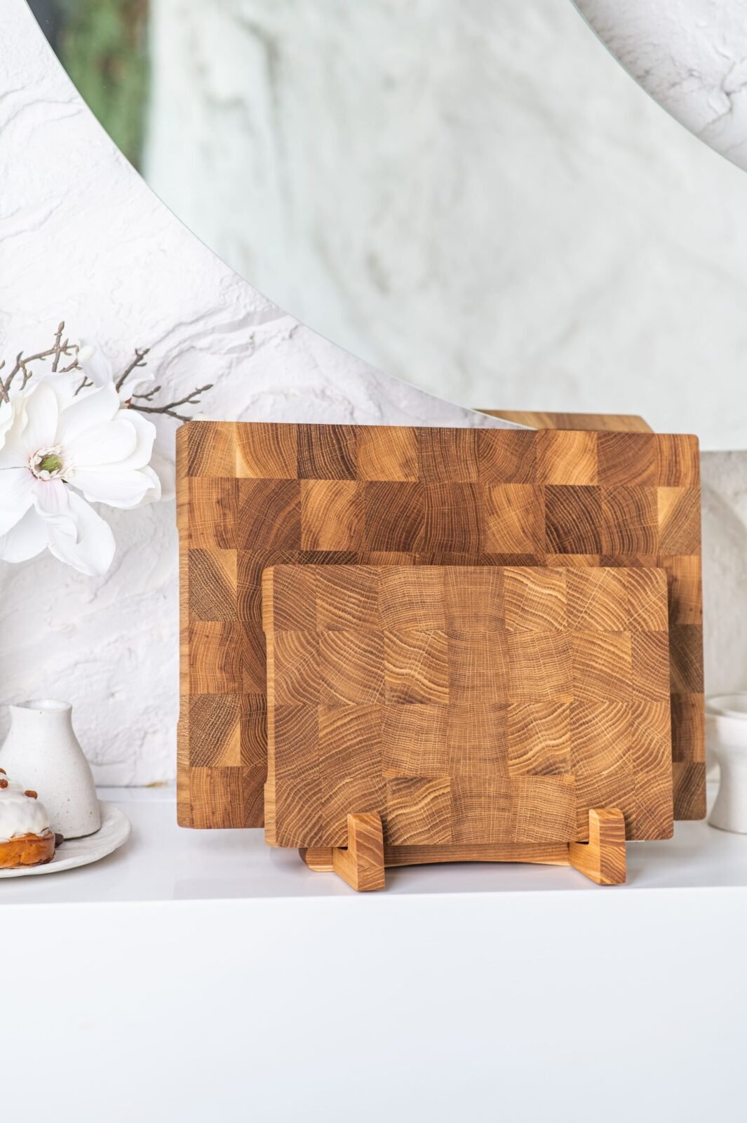 Stirnholz-Schneidebrett-Set aus Eiche mit Halter – 20 × 30 und 30 × 40 cm Stirnholz-Schneidebrett-Set aus Eiche mit Halter – 20 × 30 und 30 × 40 cm Zwei Stirnholz-Schneidebretter aus Eiche im passenden Holzhalter