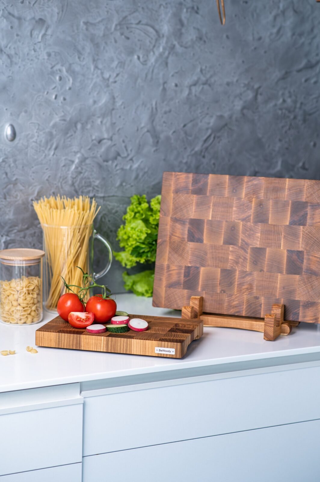 Stirnholz-Schneidebrett-Set aus Eiche mit Halter – 20 × 30 und 30 × 40 cm Stirnholz-Schneidebrett-Set aus Eiche mit Halter – 20 × 30 und 30 × 40 cm